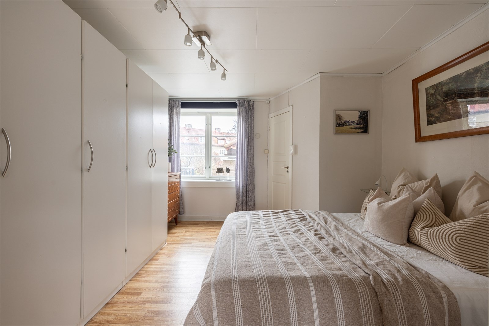 Soverommet er av god størrelse med plass til dobbeltseng, tilhørende møblement og en romslig garderobeløsning med gode oppbevaringsmuligheter. Galleribilde