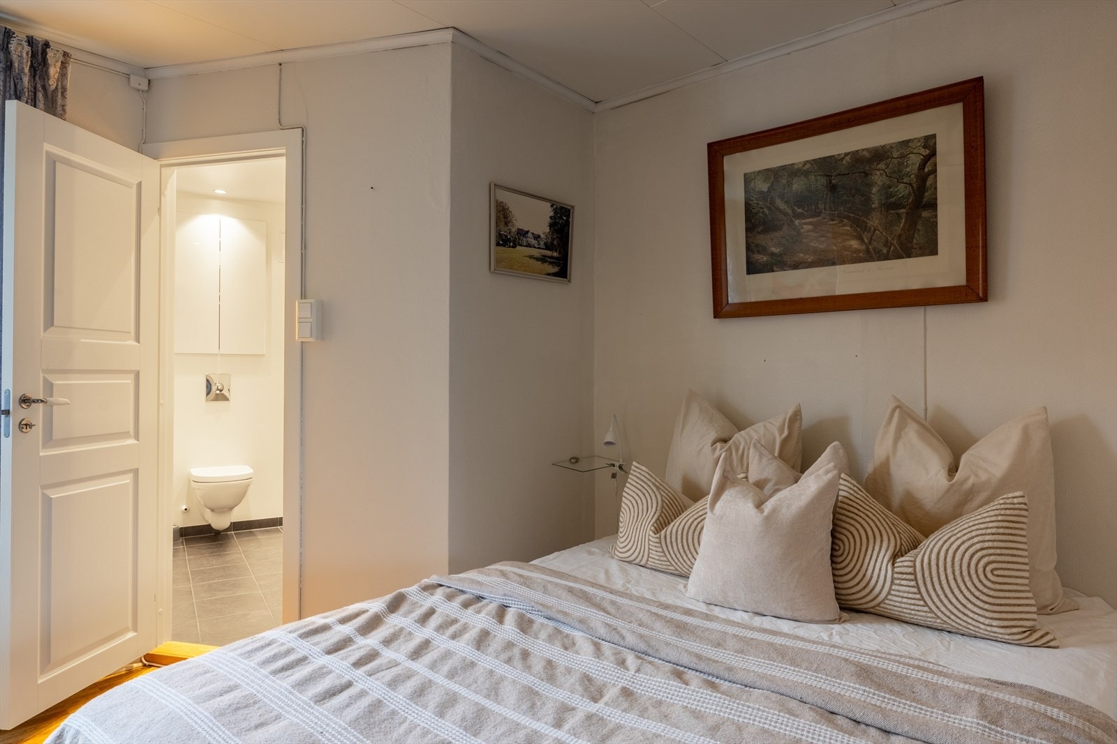 Fra soverom og entré er det adkomst til bad. Galleribilde