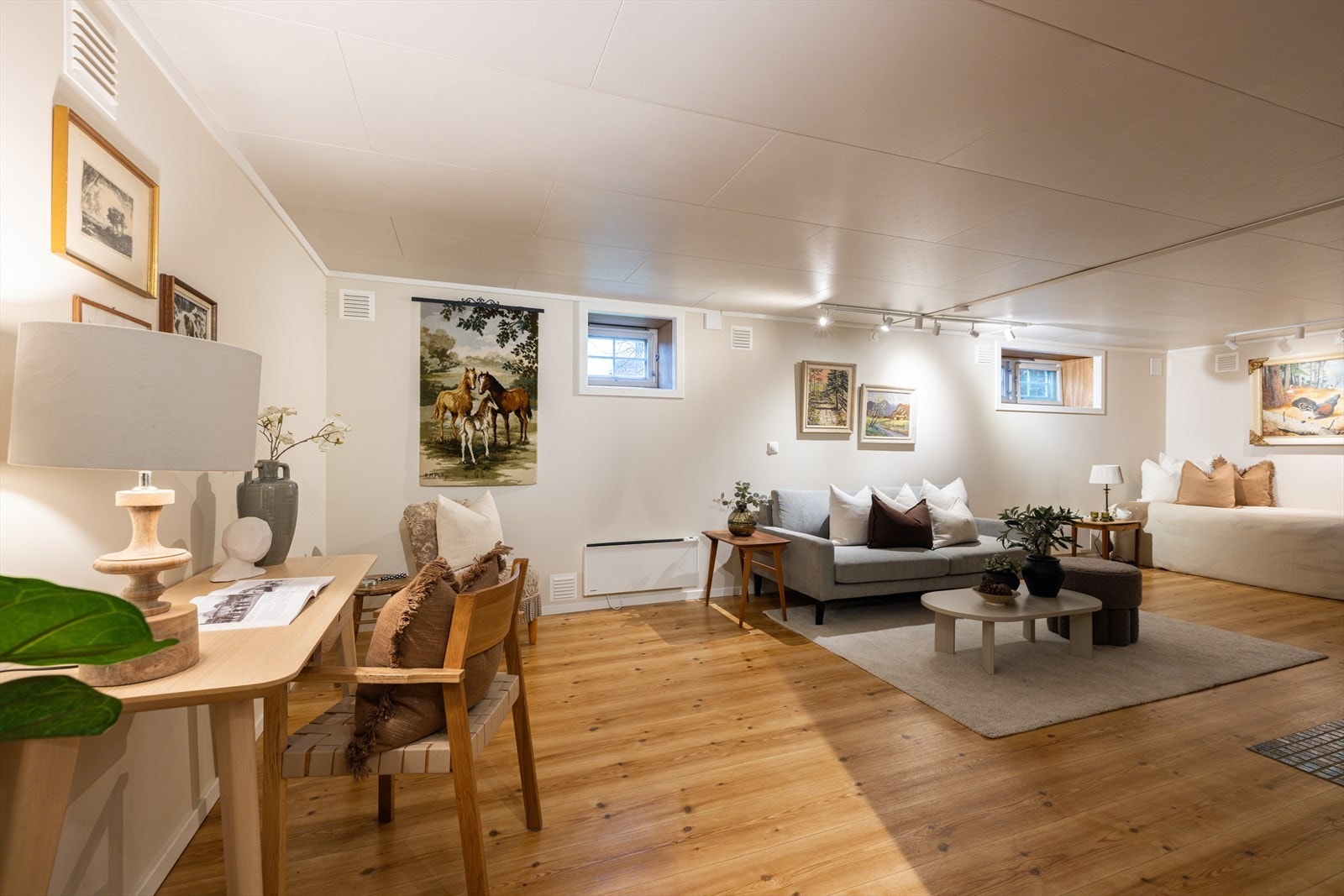 I kjelleren finner man en romslig kjellerstue, 1 bad og 3 boder. Galleribilde