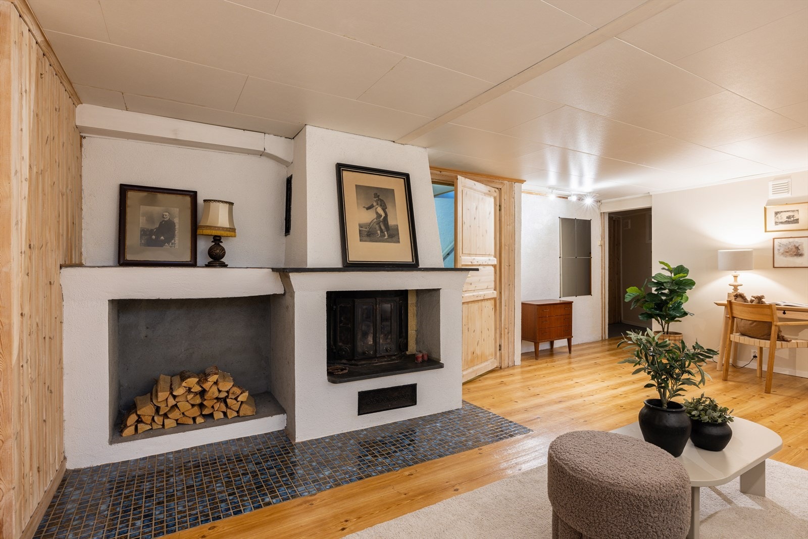 En lun peis gir et koselig og stemningsfullt preg til rommet, samtidig som den varmer godt på kalde dager. Galleribilde