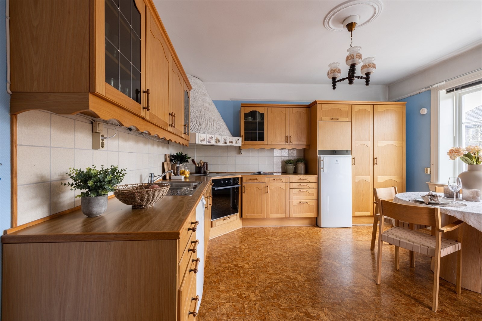 Kjøkkenet er praktisk utformet, og har rikelig med både skap- og benkeplass til matlagingen. Galleribilde