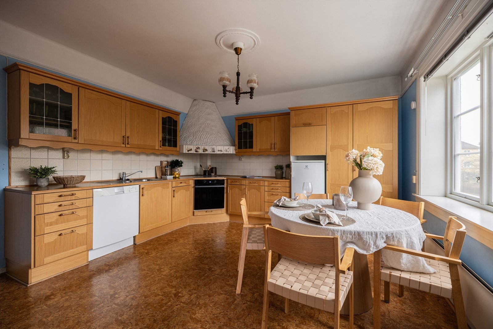 Eldre og funksjonelt kjøkken, klart for å tilpasses dagens stil og behov. Galleribilde