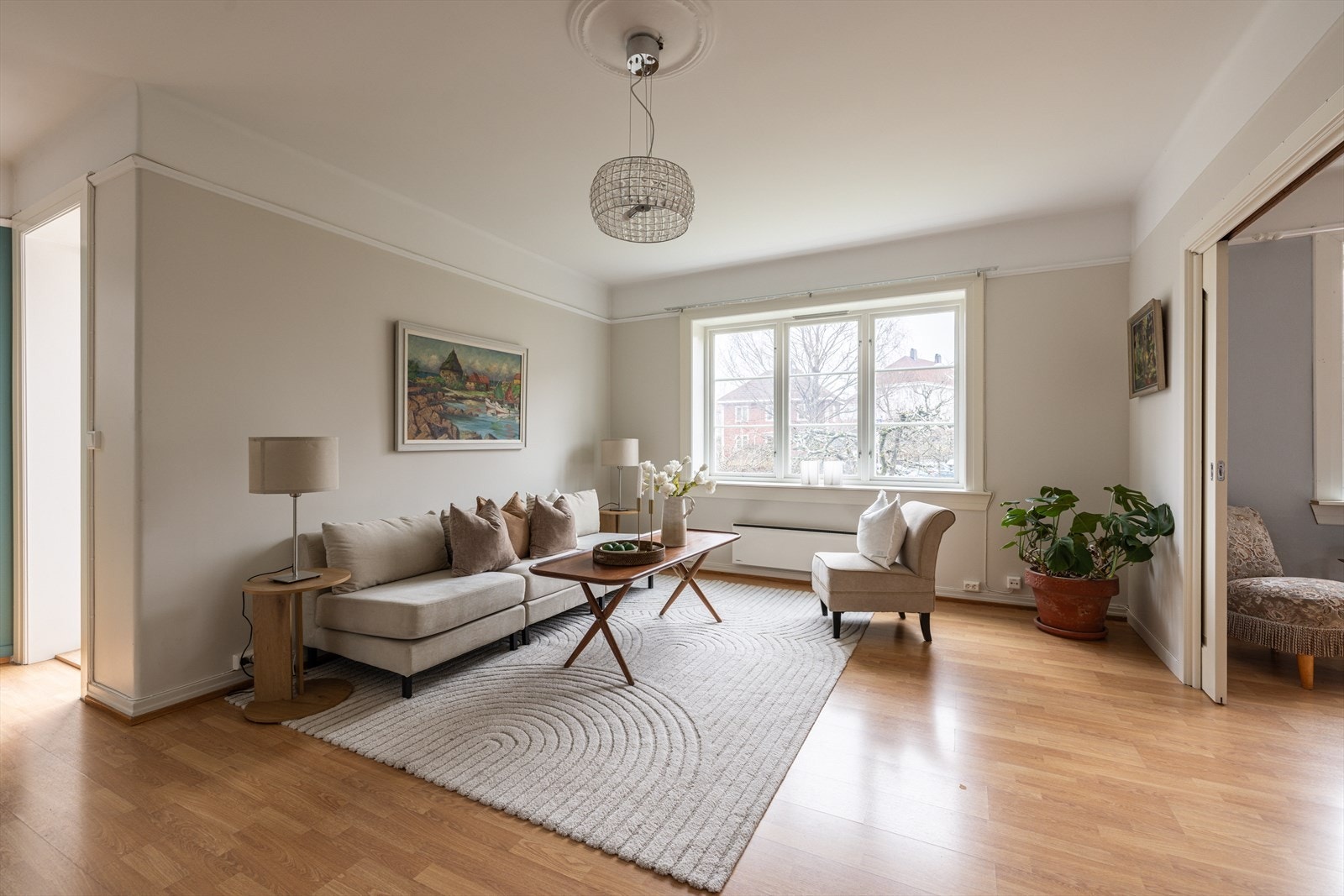 Innvendig oppleves leiligheten svært lys og luftig med store vindusflater som slipper inn rikelig med naturlig sollys. Galleribilde