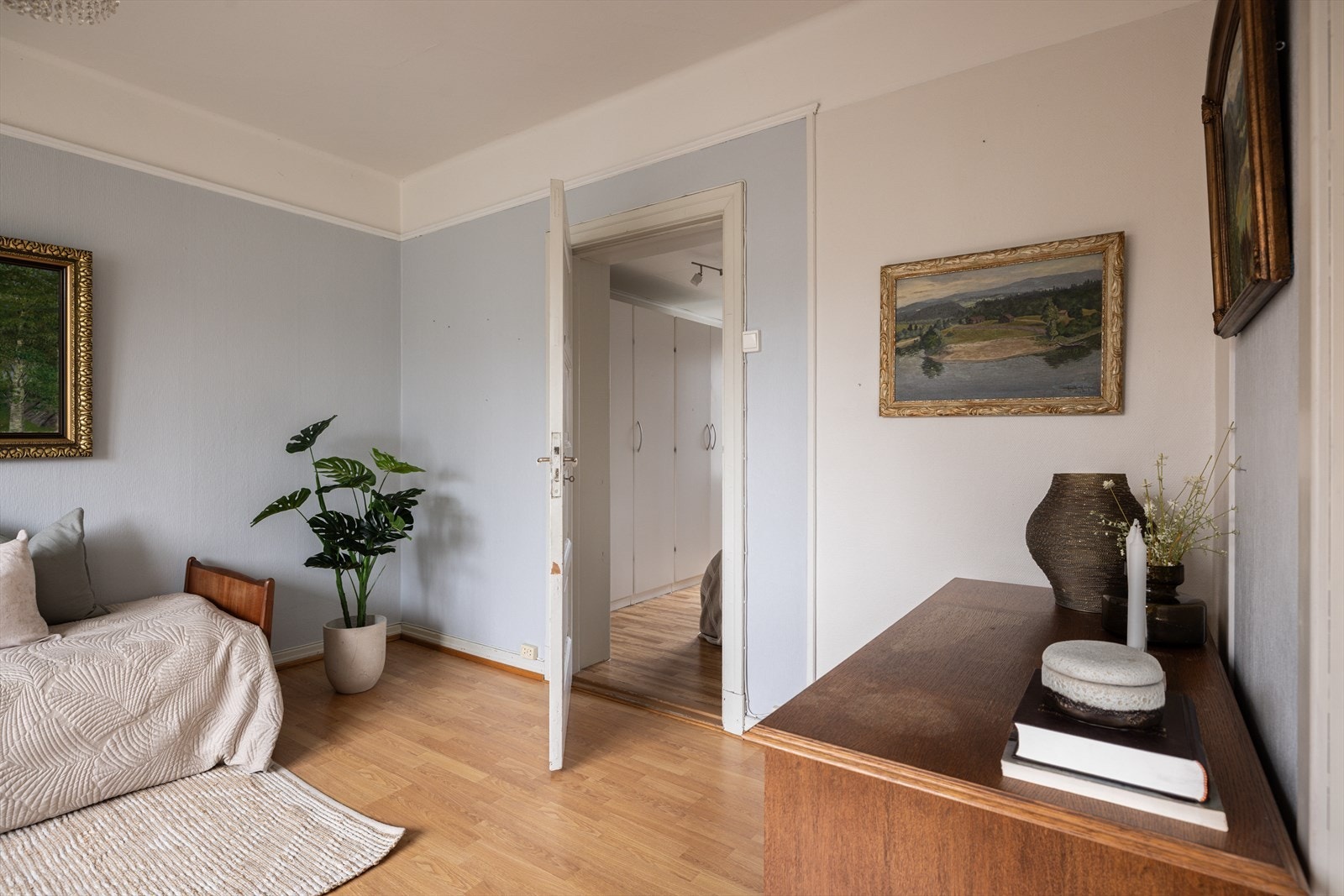 Fra stuen er det adkomst til soverom. Galleribilde