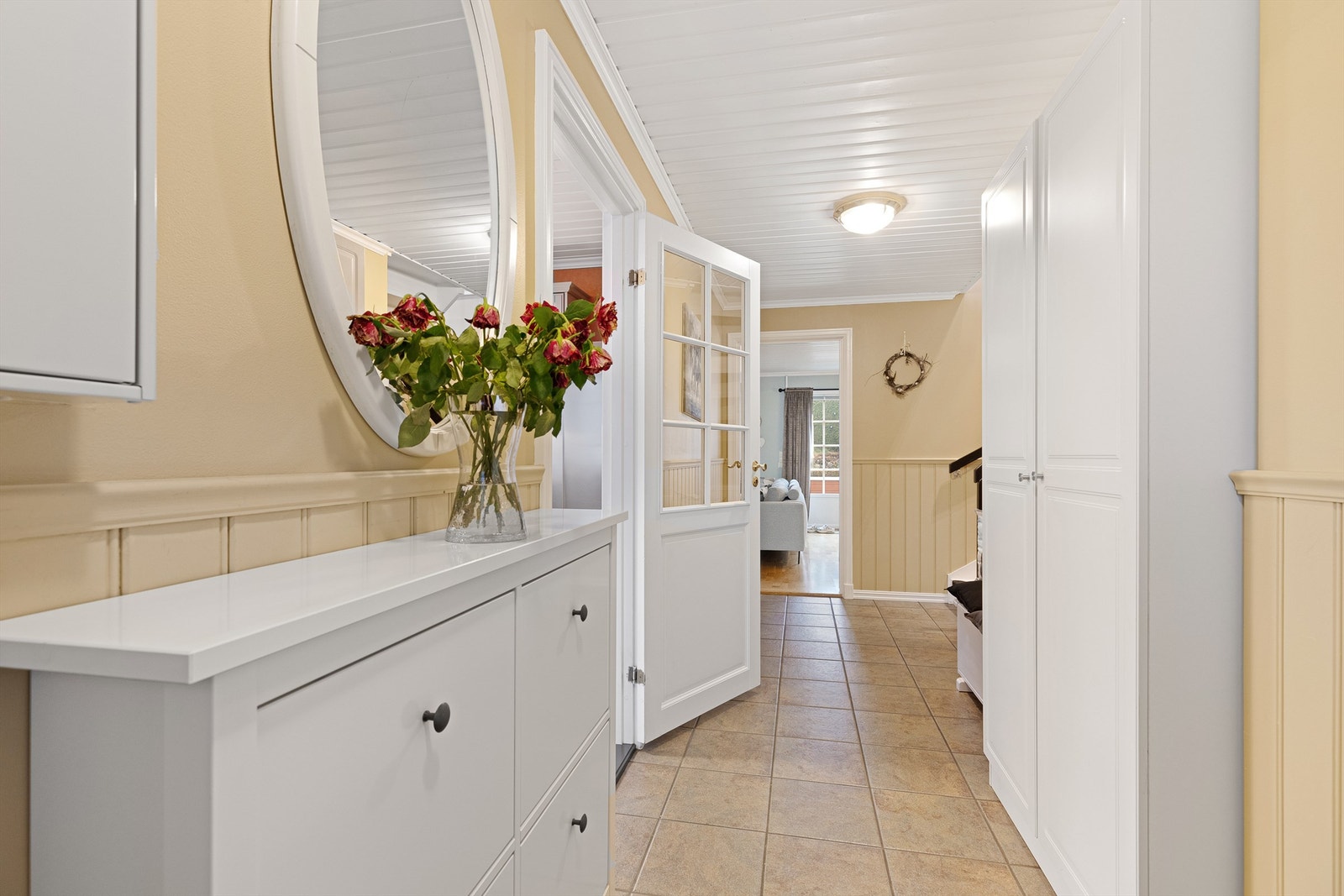 Velkommen inn i en romslig entré med flislagt gulv og gode lagringsmuligheter i bl.a garderobeskap. Galleribilde