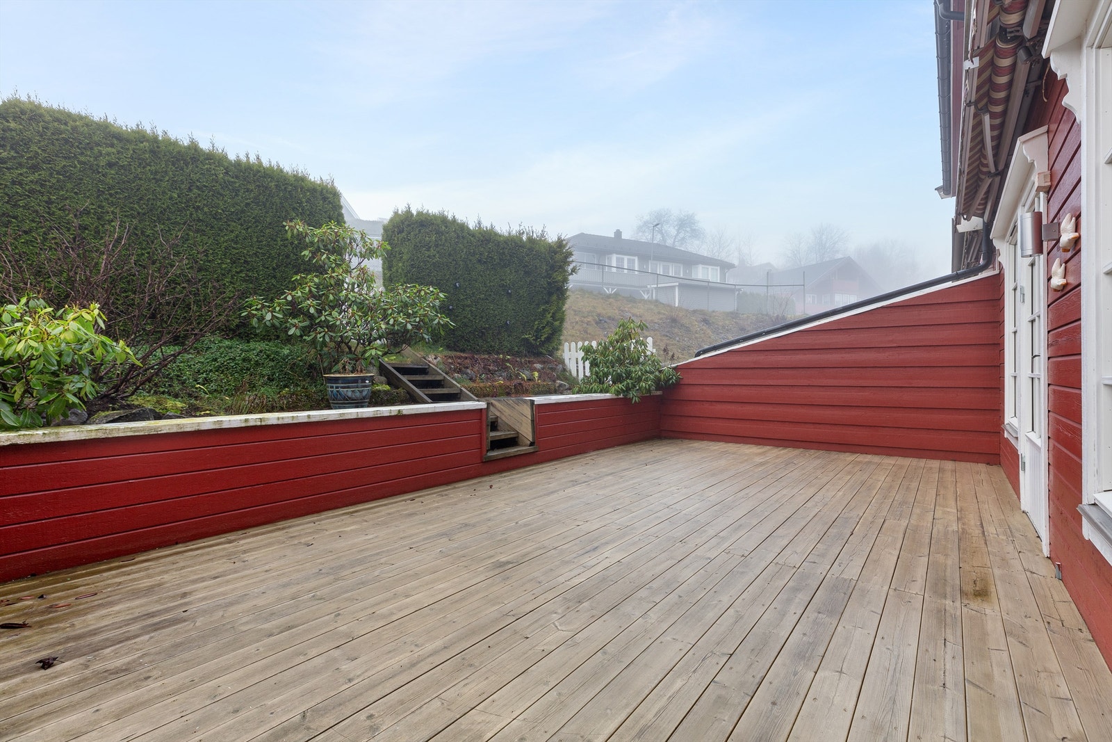 Stor, vestvendt terrasse og hage med gode utemuligheter. Her er det kommentert i tilstandsrapport TG3, da det mangler rekkverk Galleribilde