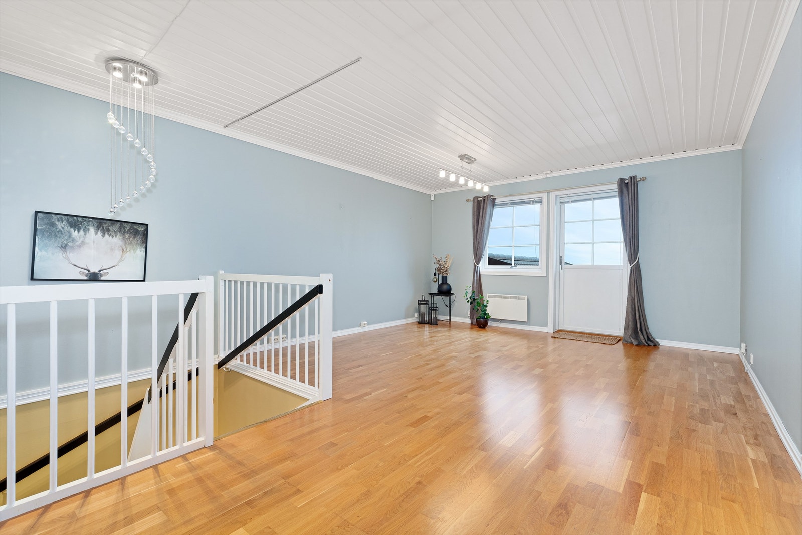 Trapperommet i andre etasje åpner opp til en romslig loftstue. I 2.etg. er det 3 soverom. Mulighet for å lage et 4.soverom i denne stuen Galleribilde