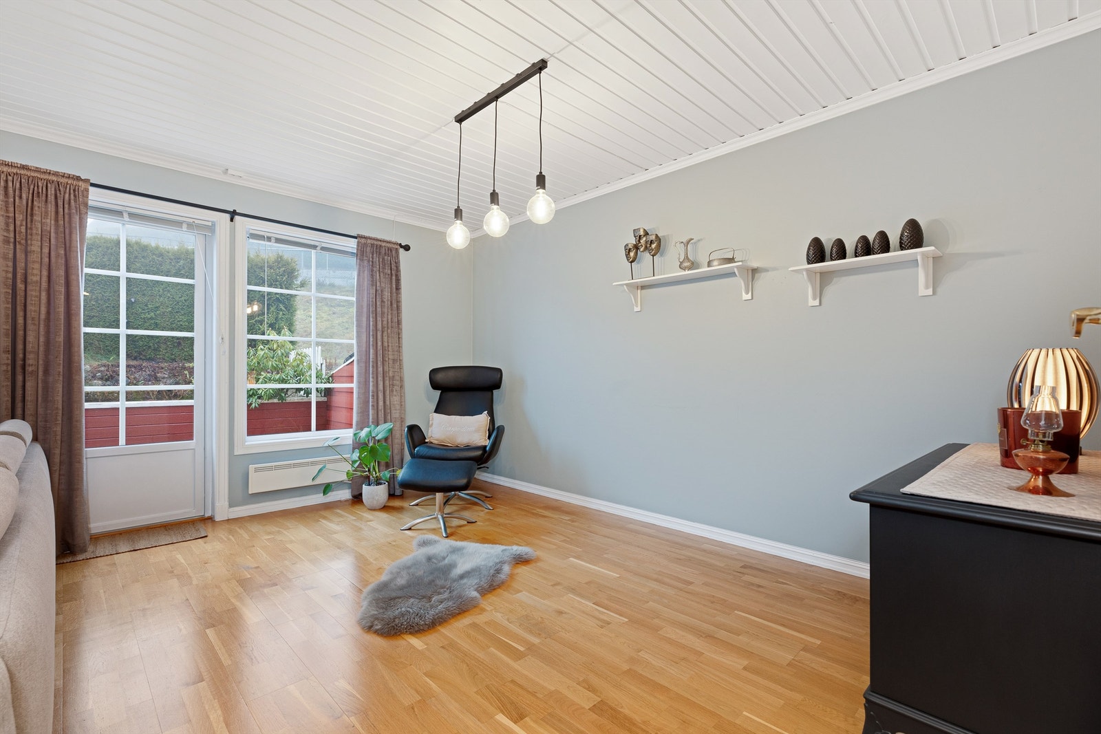 Fra stuen er det direkte utgang til terrasse og hage. Her var det tidligere spisestue, men selger har solgt møblementet iforbindelse med flytting Galleribilde