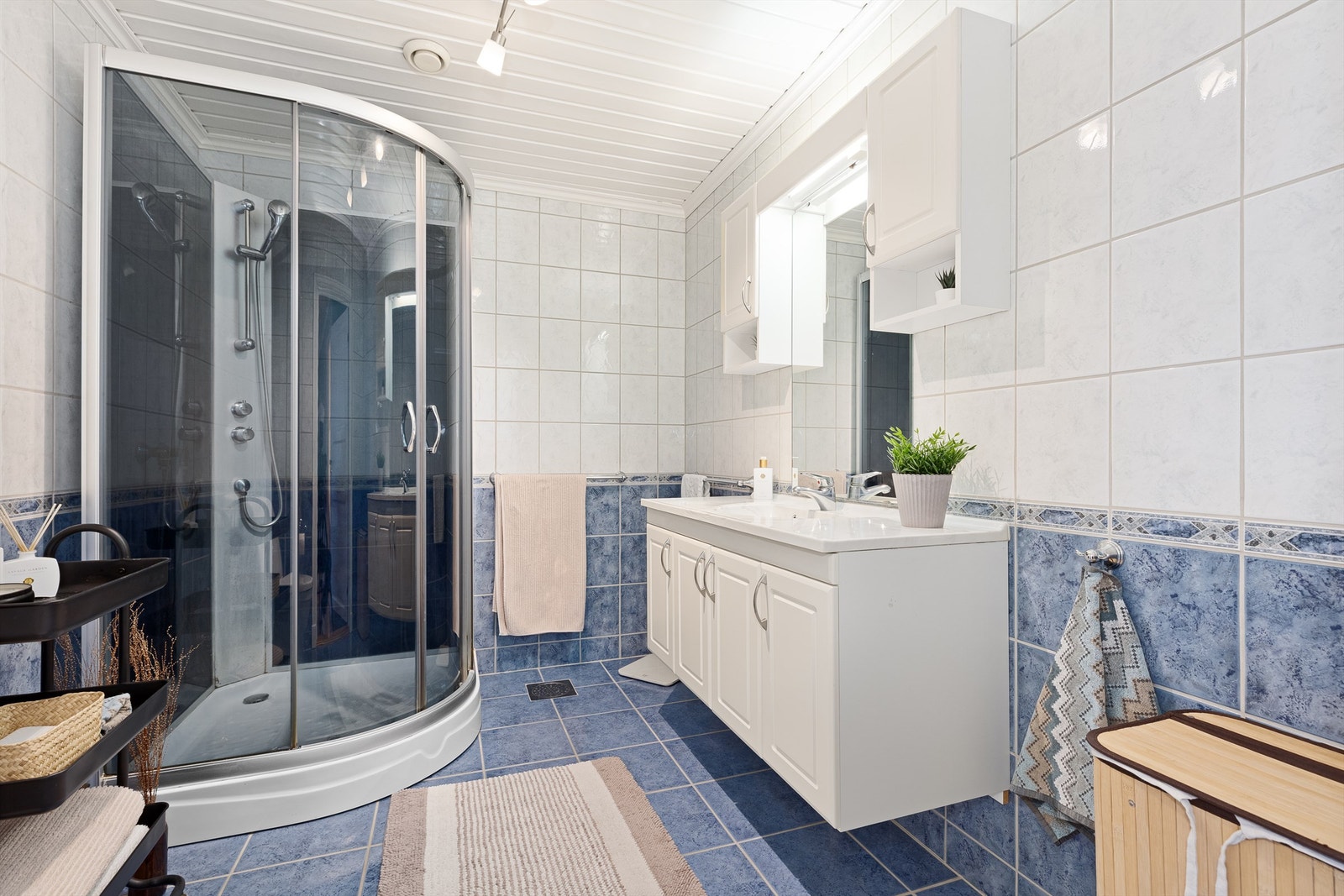 Badet i andre etasje har flislagte overflater og varmekabler i gulv. Her er det kommentert i tilstandsrapport TG3, da det er vanskelig tilgang til sluk som er under dusjkabinett. Galleribilde