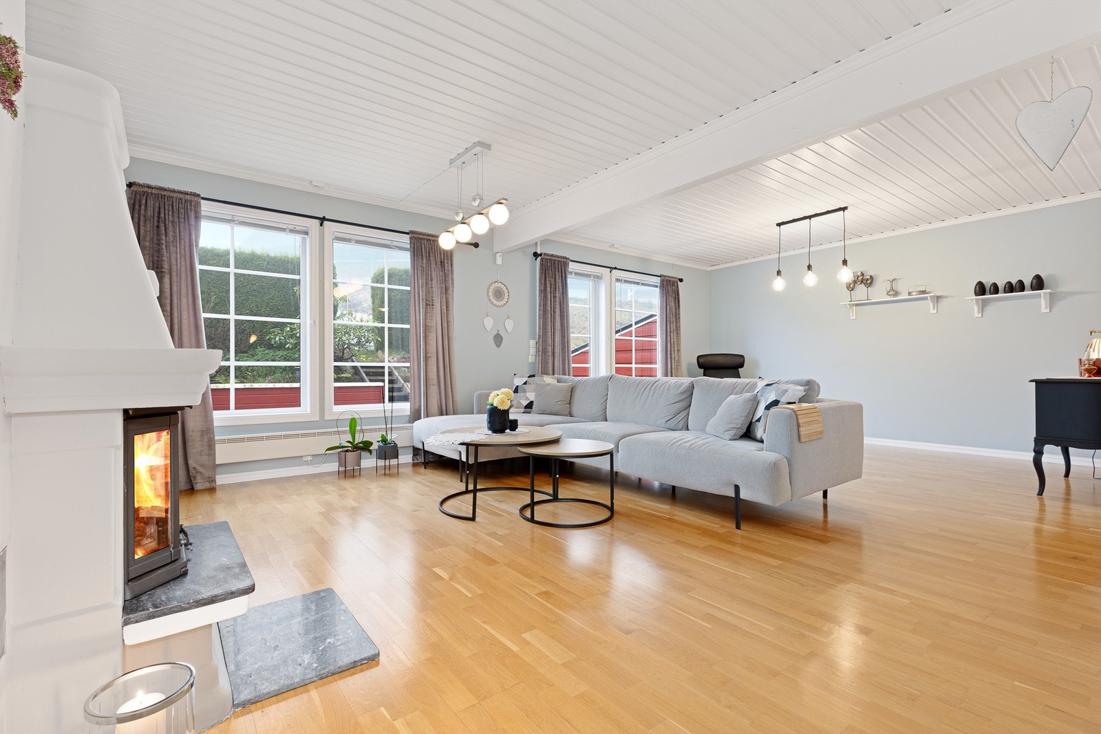 De store vindusflatene slipper inn rikelig med naturlig lys.. Stuen har god plass til sofagruppe og spisestuemøblement Galleribilde