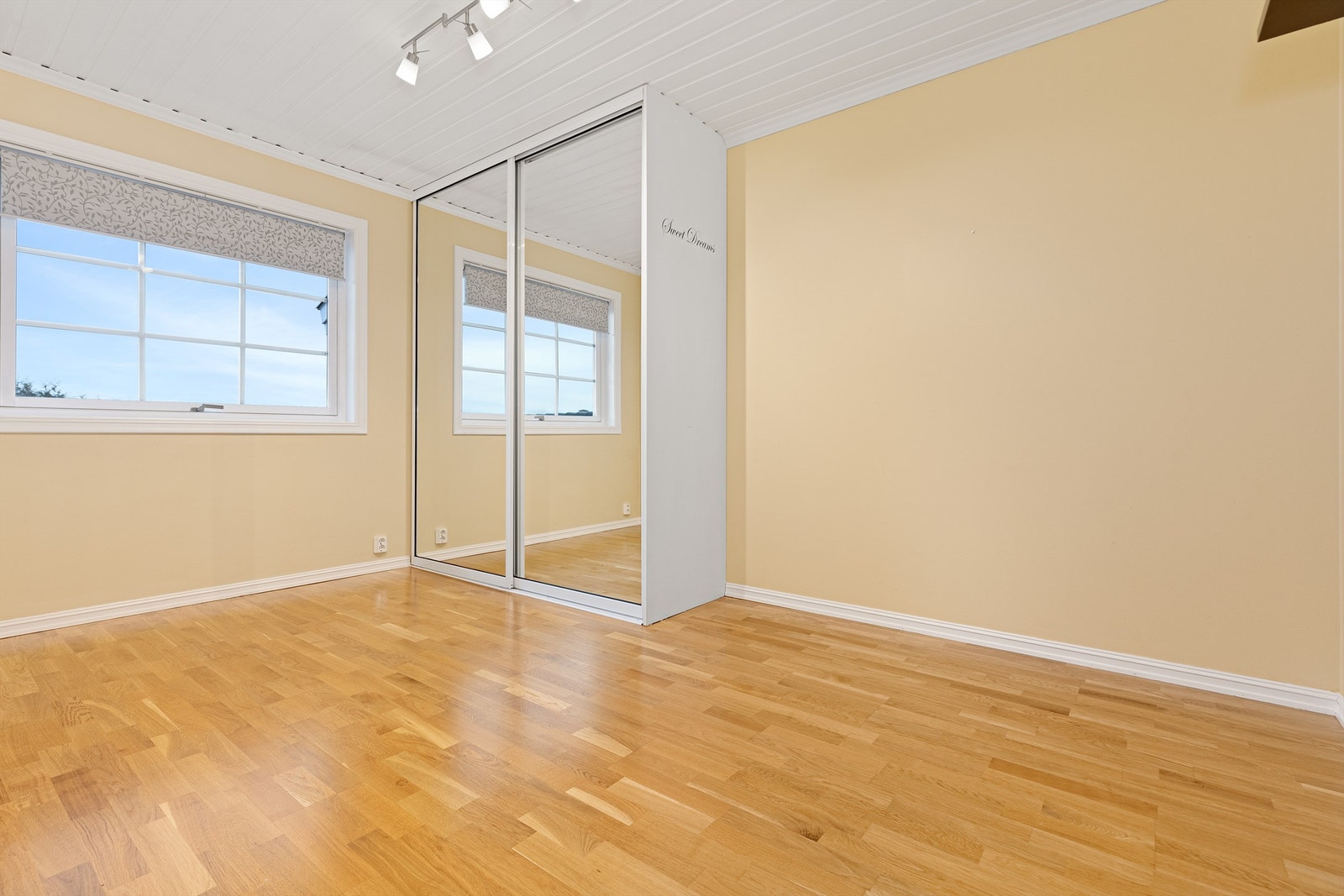 Soverom 2 er også av god størrelse, med et romslaig garderobeskap med speildører som følger med Galleribilde