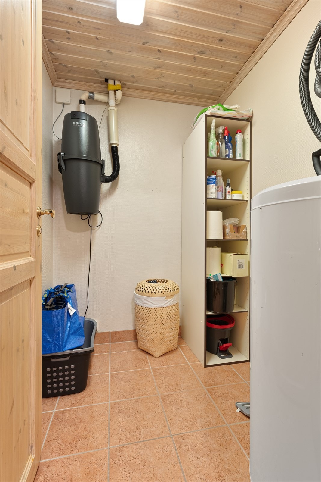 I tilknytning til vaskerommet er det en bod med sentralstøvsugerenhet. Galleribilde