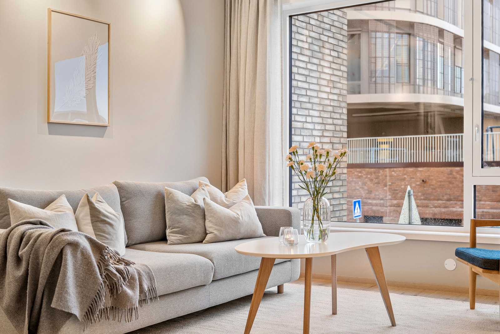 Leiligheten har gjennomgående store gode vinduer som slipper inn rikelig med naturlig lys. Galleribilde