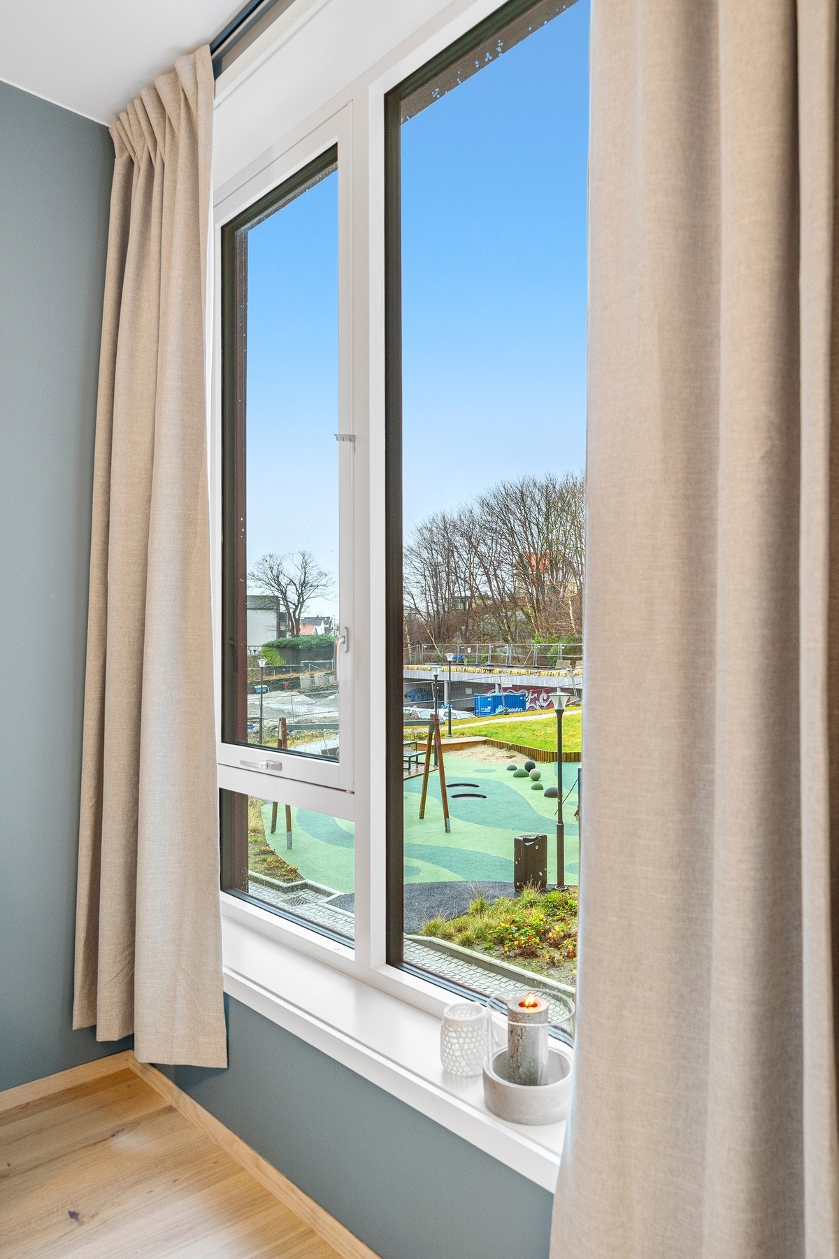 De store vinduene slipper inn rikelig med dagslys også på soverommet. Galleribilde