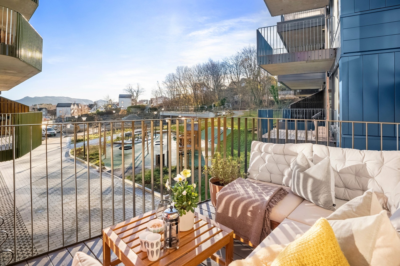 Lekeplass rett utenfor. Siste trinn er ikke ferdigstilt bak lekeplassen. Galleribilde