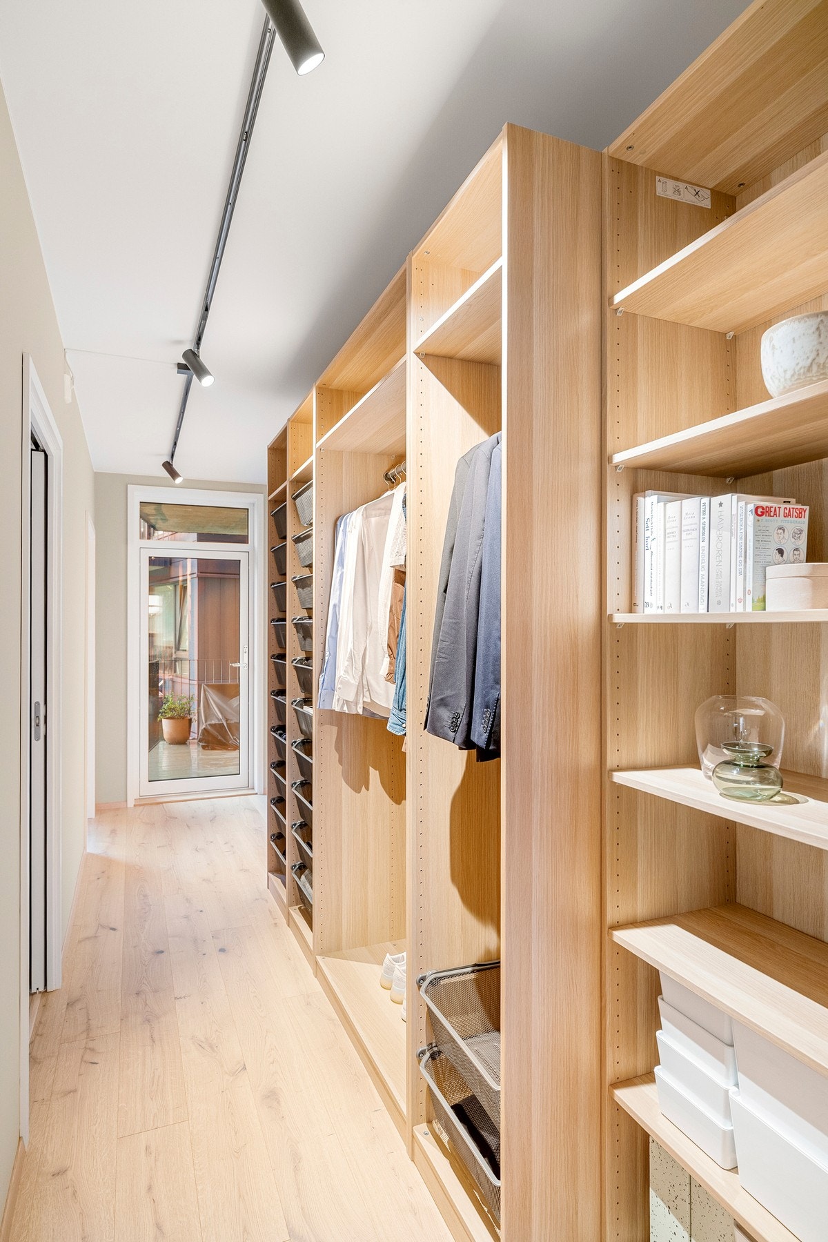 Gang mellom soverom og utgang til balkong. Her får man en god garderobe med mye oppbevaring. Galleribilde