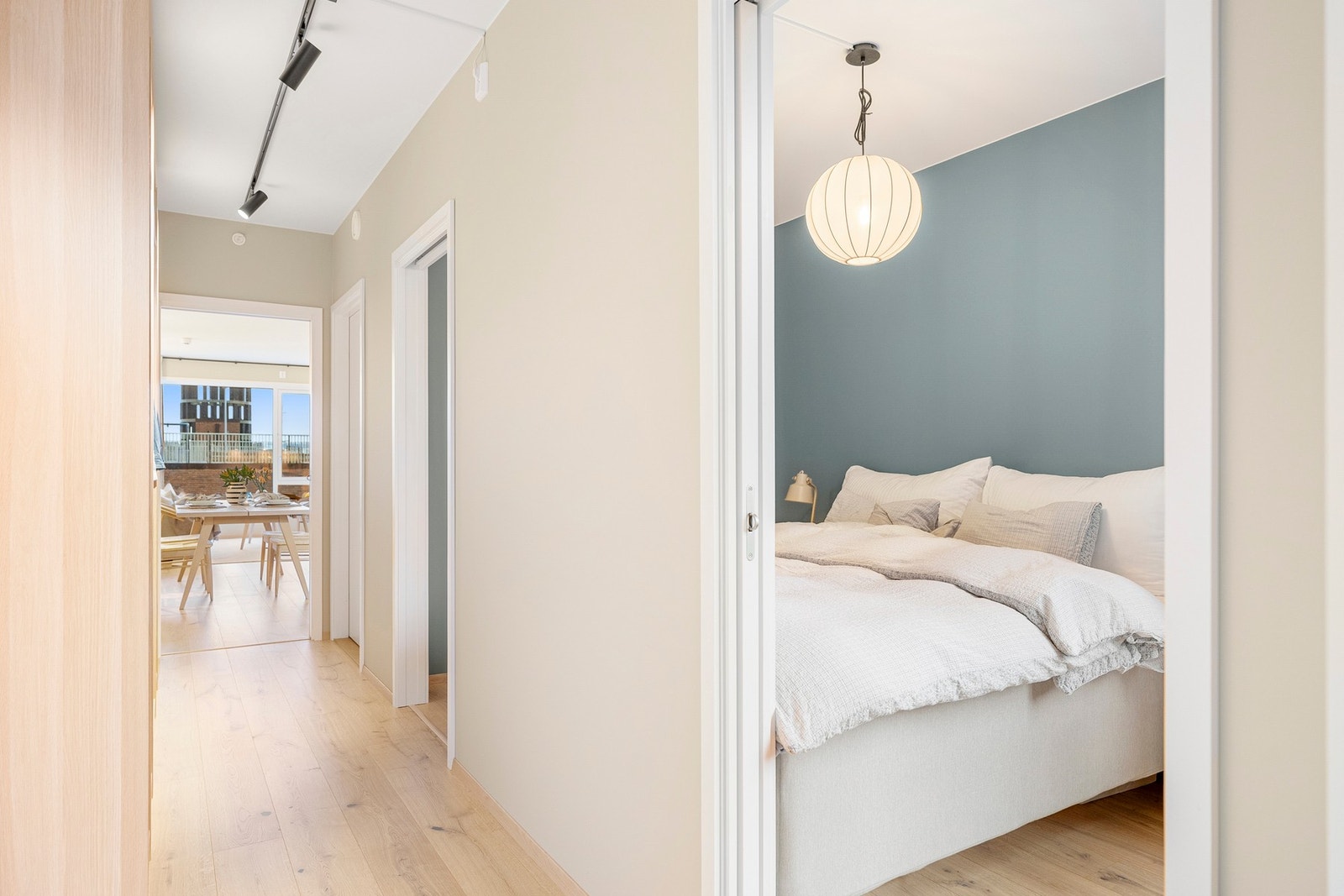 Leiligheten er energieffektiv med oppvarming av vegghengt konvektor i stue/kjøkken som er koblet til vannbåren varme. Galleribilde