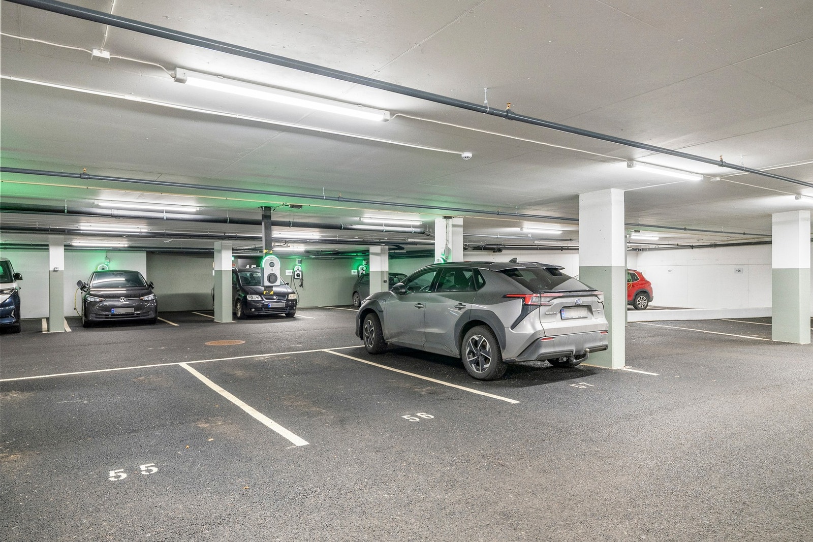 Leiligheten har tilhørende parkeringsplass nr 56 med EL-bil lader i felles garasjeanlegg. Galleribilde