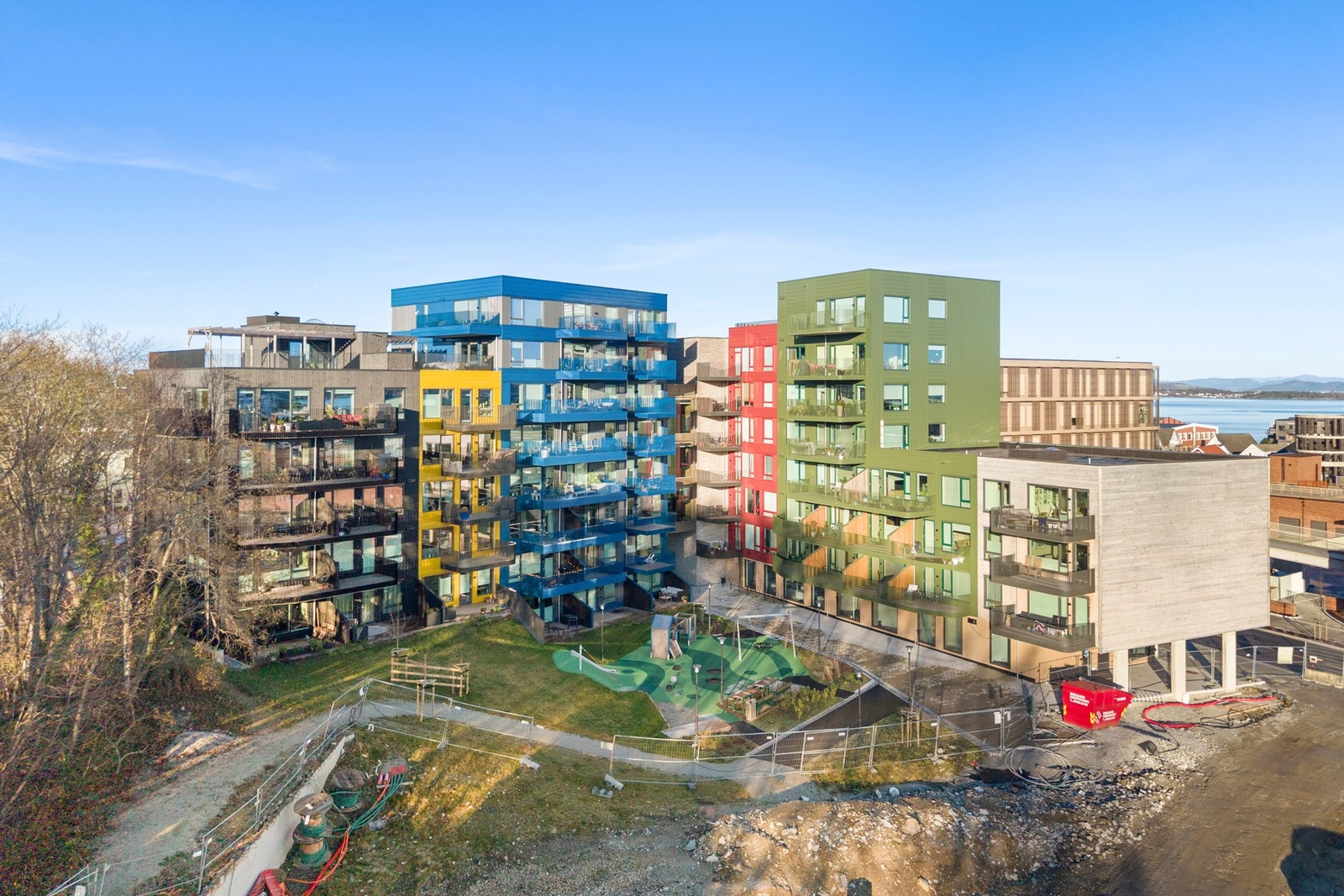 Her bor man urbant med gåavstand til sentrum, samtidig som man bor tett på sjø, skog og flotte turstier med bademuligheter. Galleribilde