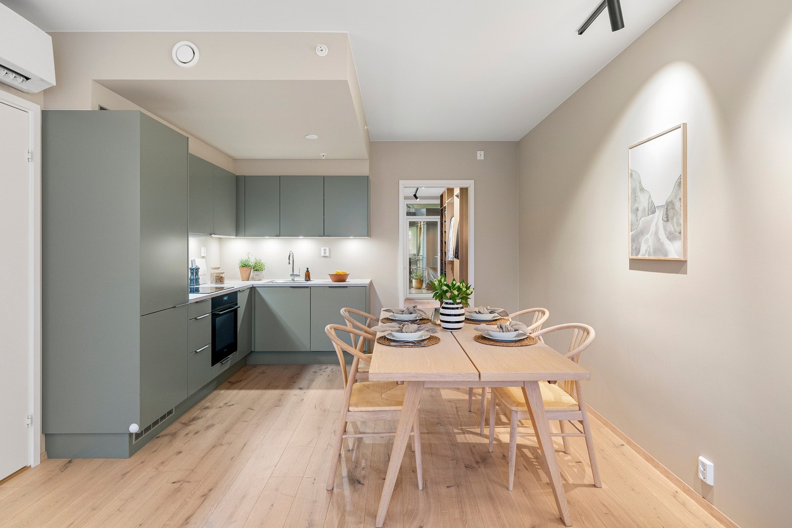 Stue og kjøkken ligger i en åpen og sosial løsning hvor man får god plass til spisebord. Galleribilde