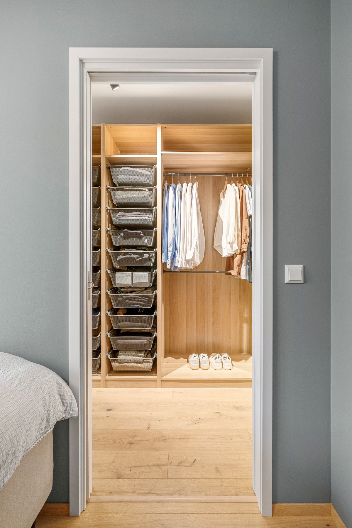 Det er to praktiske dører på hver side av sengen. Galleribilde