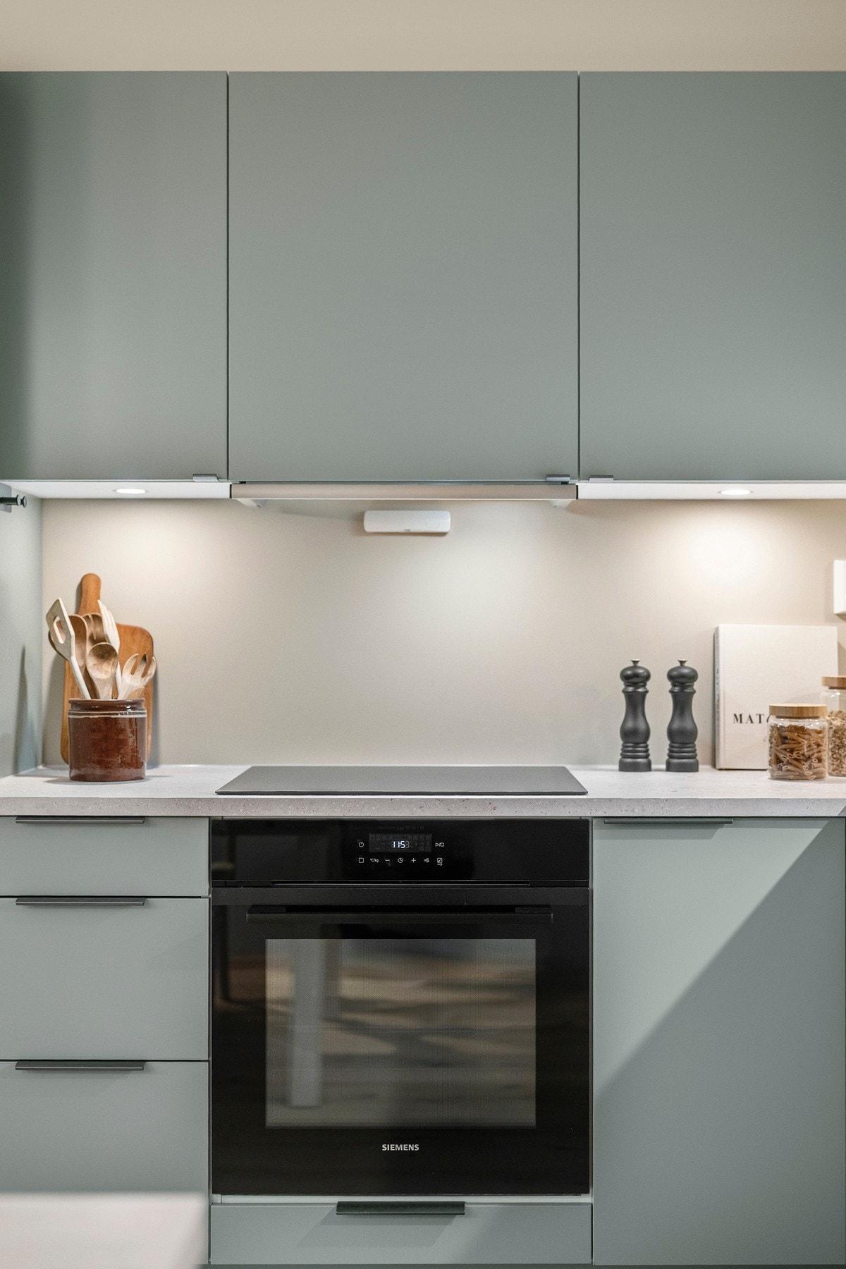 Alle hvitevarer er fra Siemens med integrert kjøleskap, stekeovn med pyrolyse, induksjonstopp og oppvaskmaskin med bestikkskuff og WIFI. Galleribilde