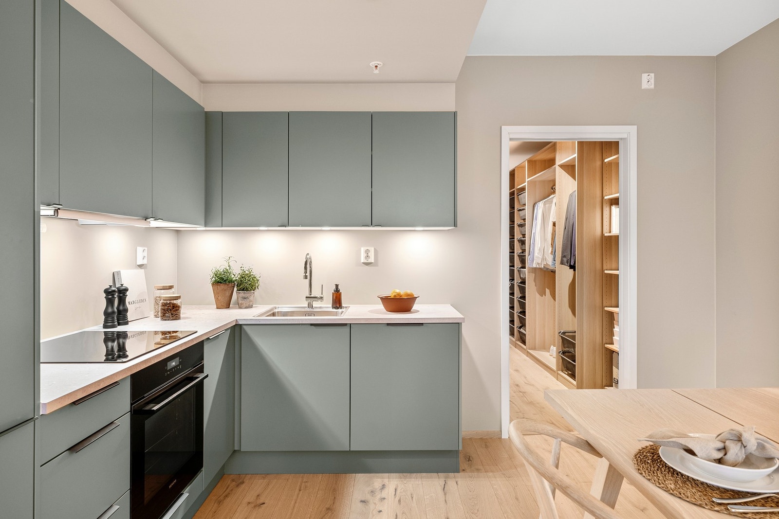 Flott kjøkken fra kvalitetsleverandør Sigdal. Det er oppgradert fra standard leveranse. Galleribilde