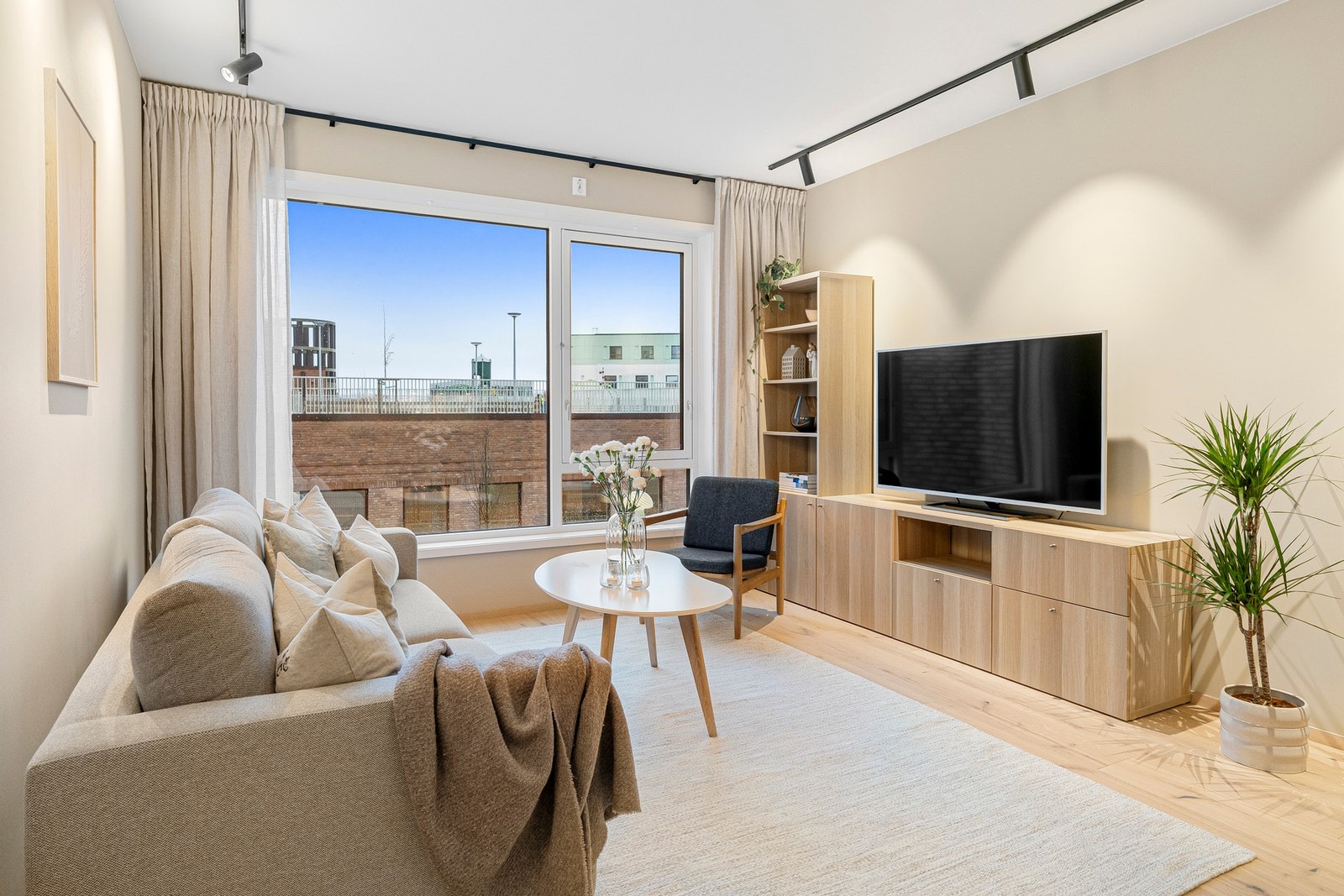 Leiligheten er malt i tidsriktige farger og fremstår lys og innbydende. Parkett på gulv, malte plater og betong på vegger, samt malte plater og betong i tak. Galleribilde