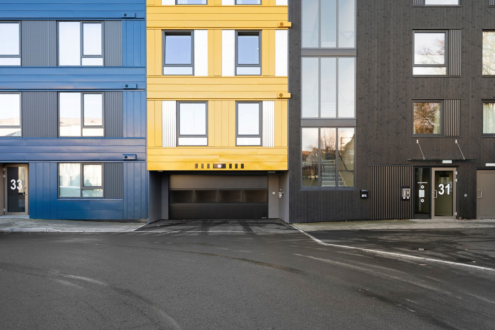 Innkjørsel til garasje under blokkene. Galleribilde