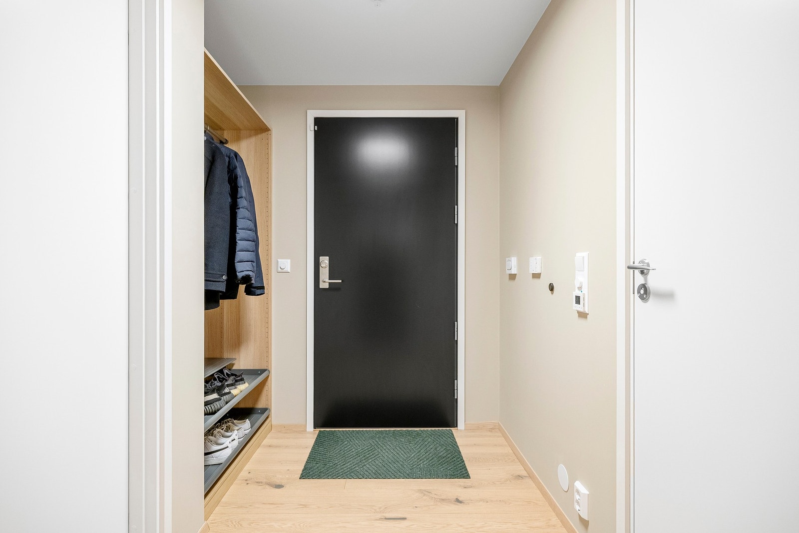 Lys entré med plass til yttertøy og sko. Galleribilde