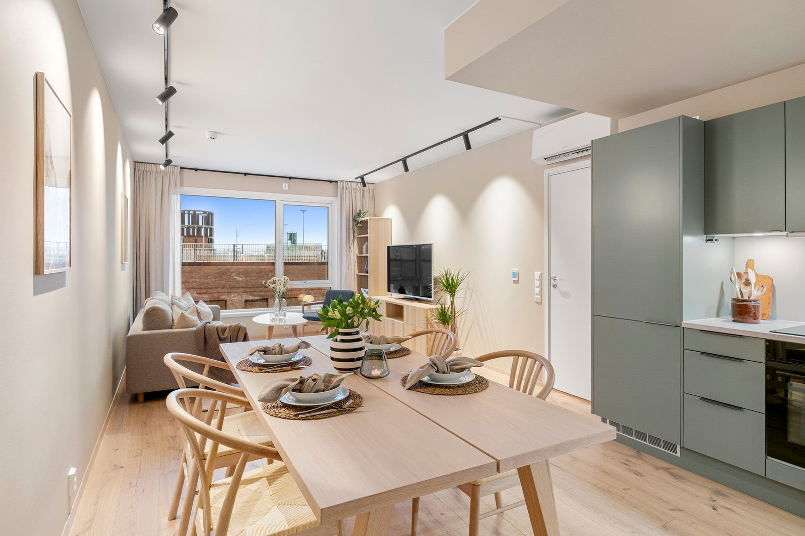 God takhøyde på ca 2,6 m gir en romsligere følelse. Galleribilde