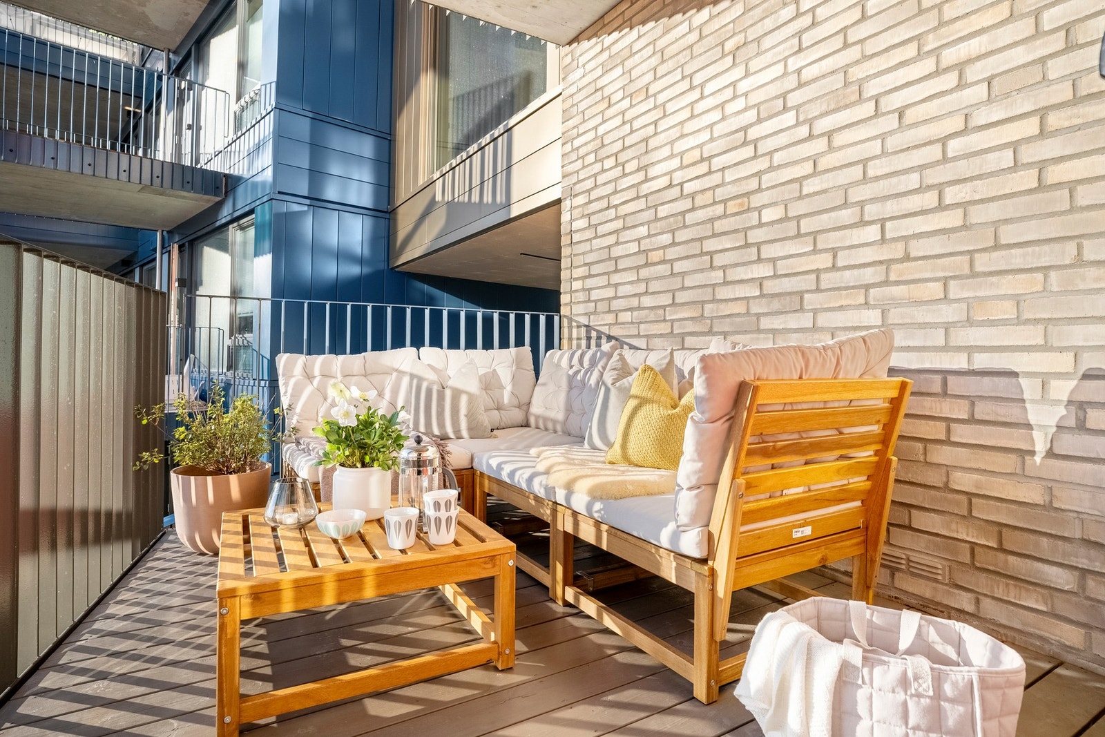 Leiligheten har en kjekk balkong med plass for utemøbler og grill. Galleribilde