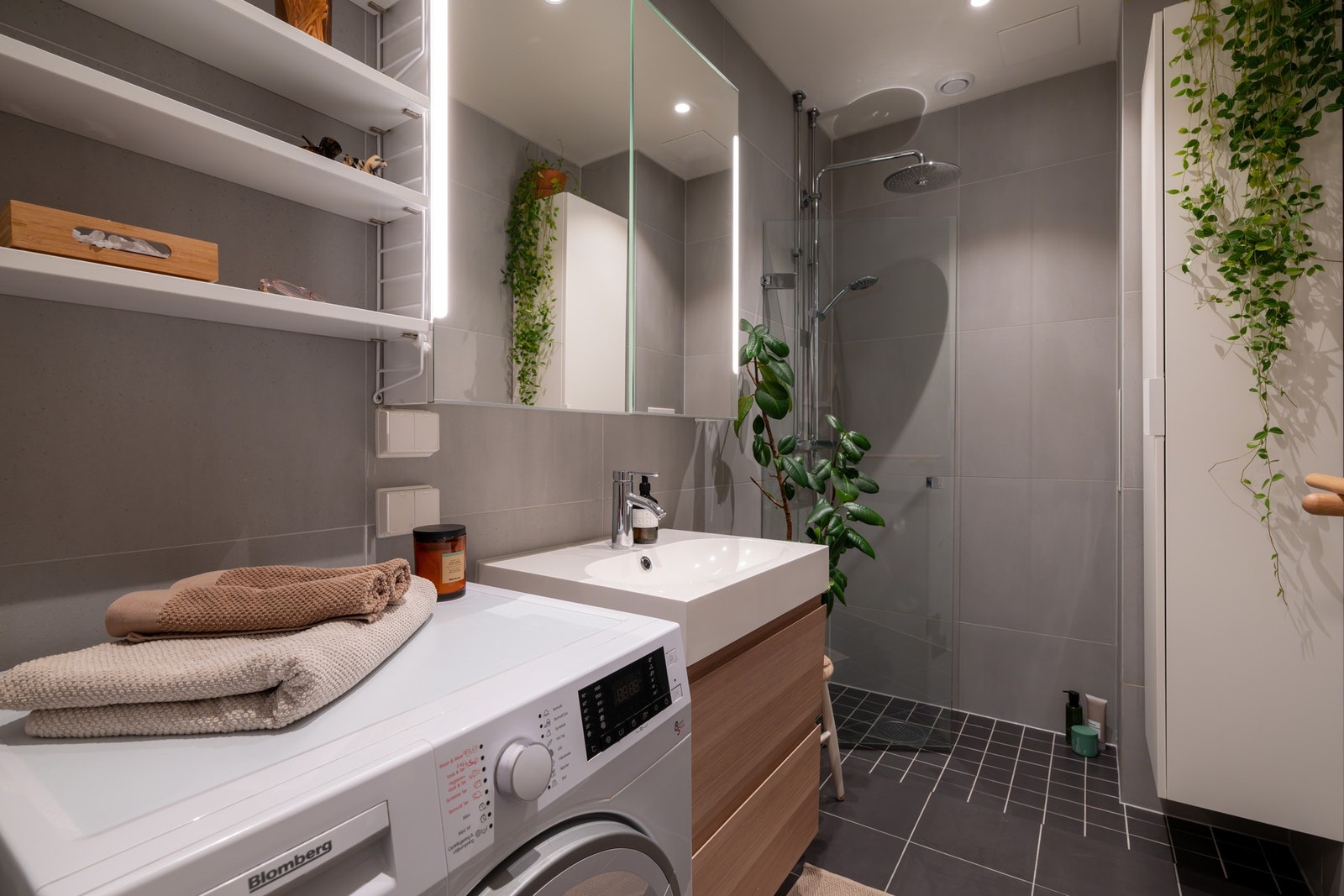 Badet har fliser på gulv og vegger, samt gulvvarme. Galleribilde