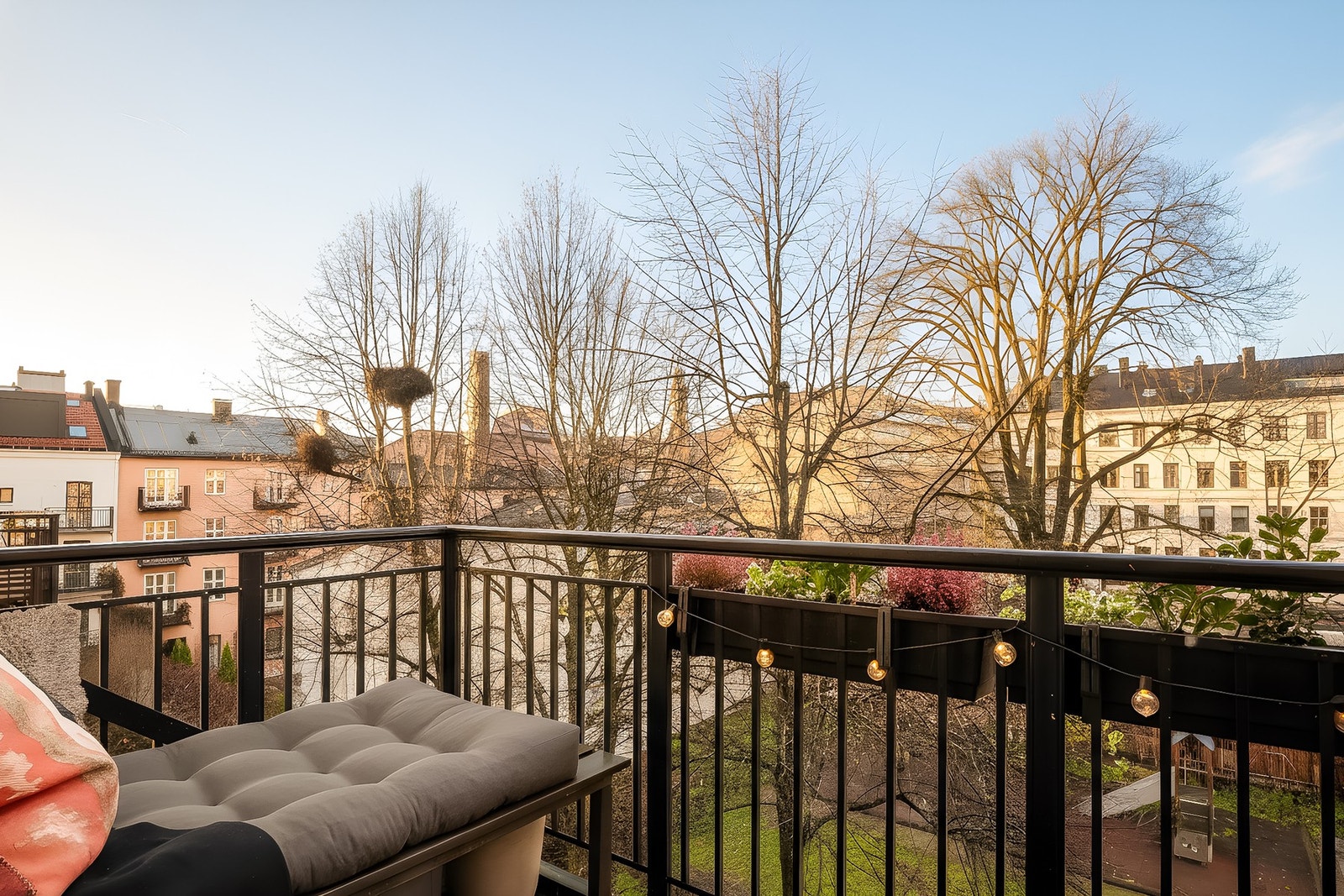 Her får man gleden av en herlig balkong på ca. 5 kvm som vender inn mot en rolig bakgård. Galleribilde