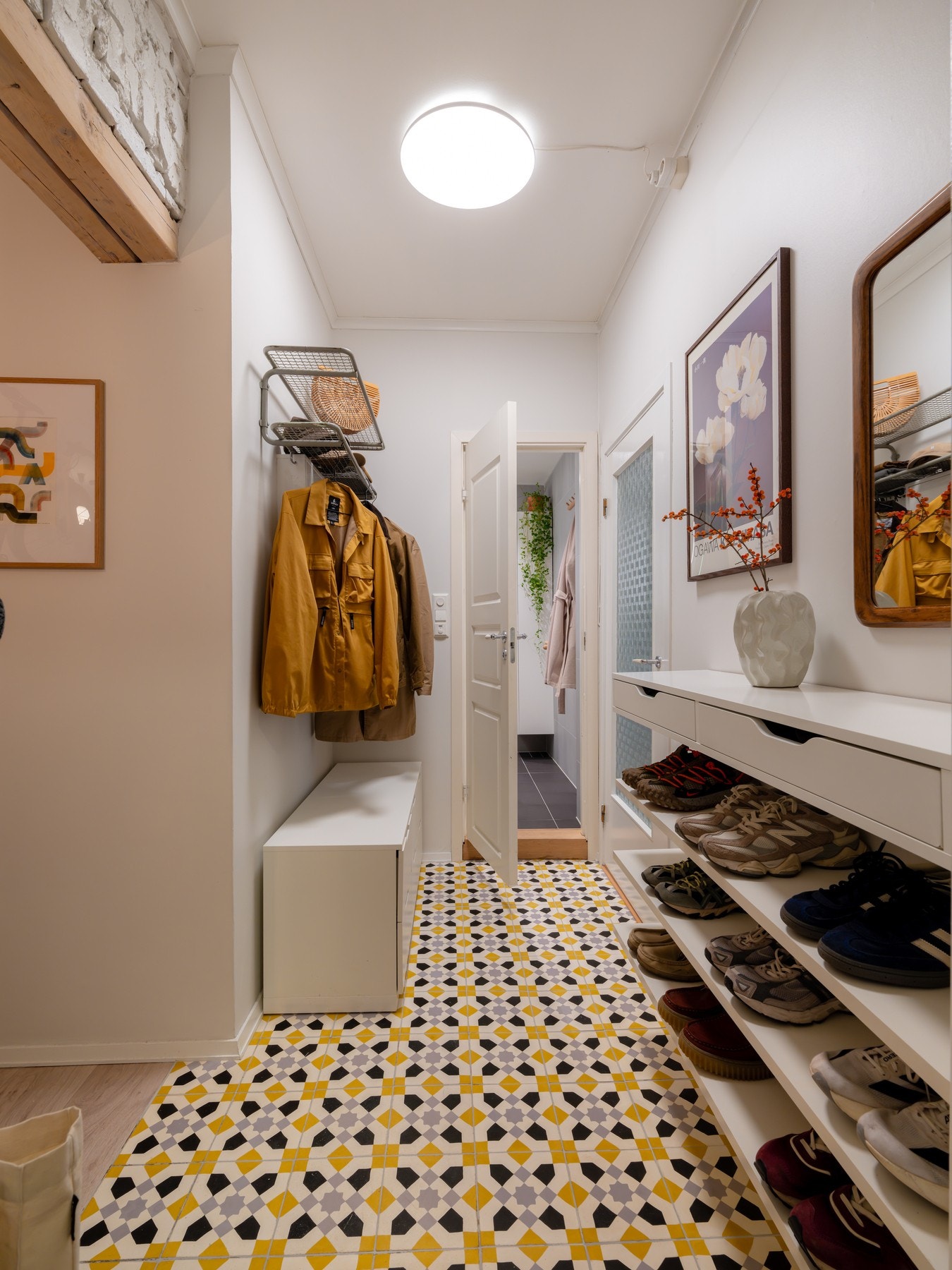 I entreen er det god plass til oppheng for yttertøy, samt skoskap og speil. Galleribilde