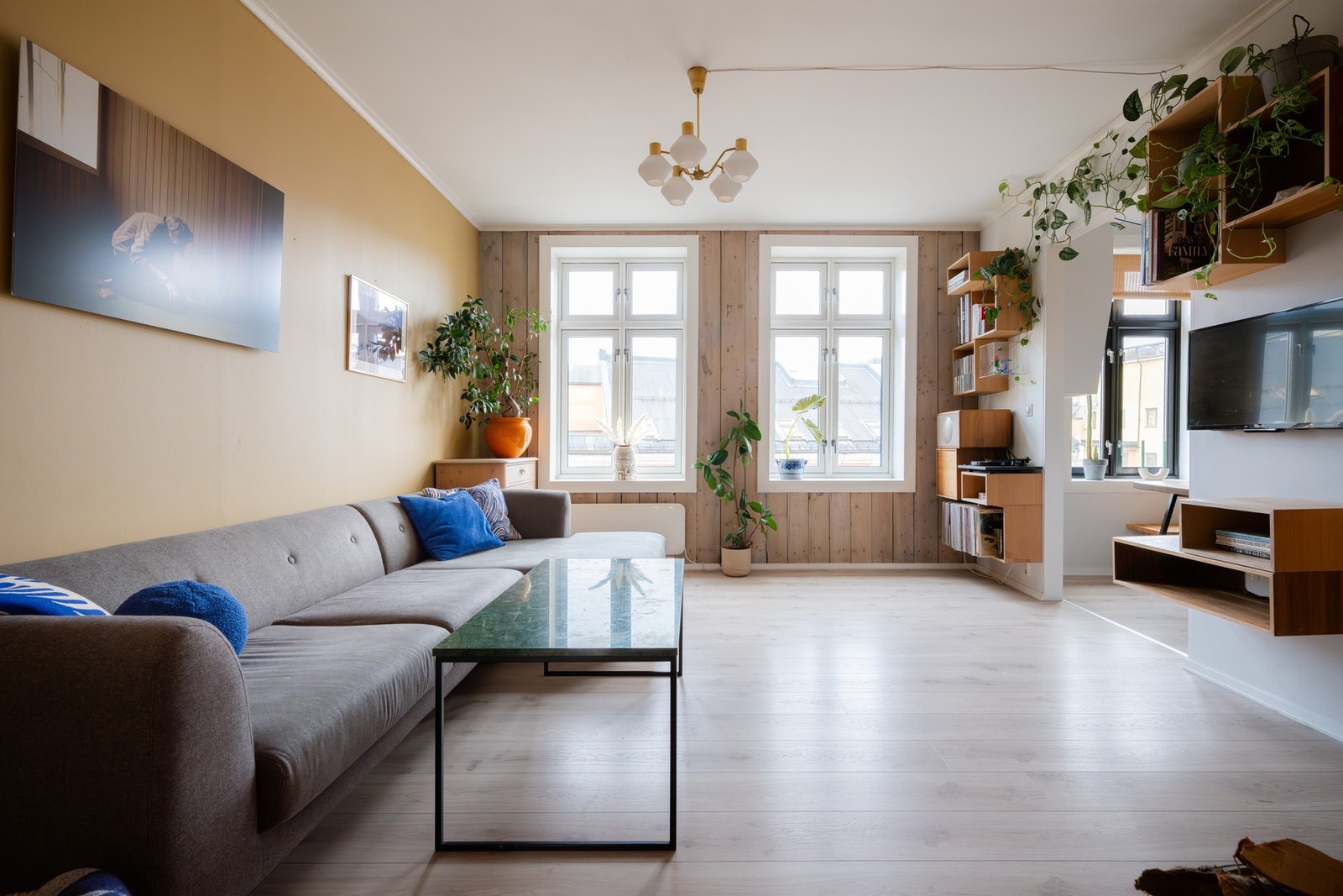 Videre trekker vi inn i den lyse, romslige og innbydende stuen. Galleribilde