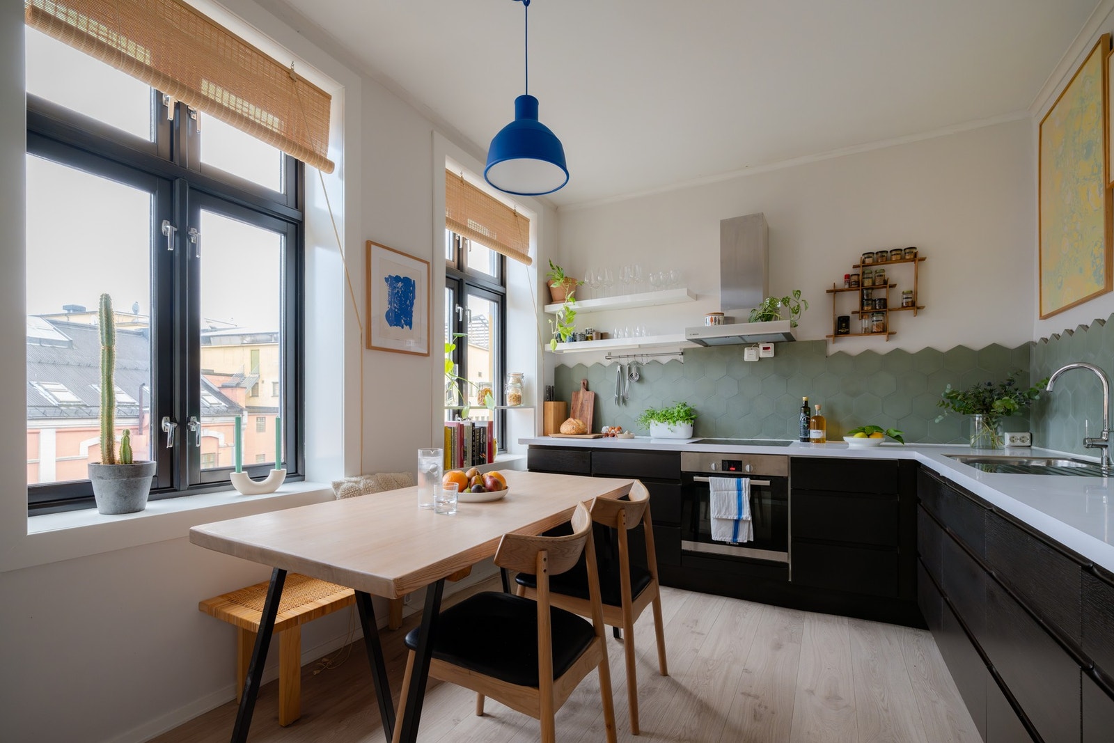 På kjøkkenet er det god plass til spisebord hvor du kan samle venner og familie til hyggelige lag. Galleribilde