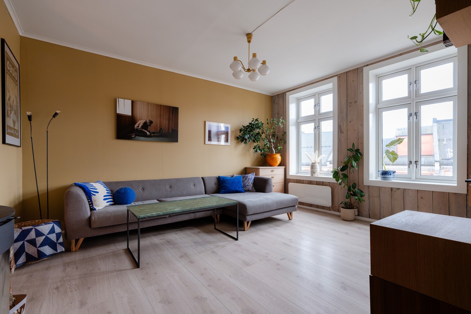 Stuen har gode innredningsmuligheter med plass til sofagruppe, salongbord, TV-/mediemøblement og annet ønskelig møblement. Galleribilde