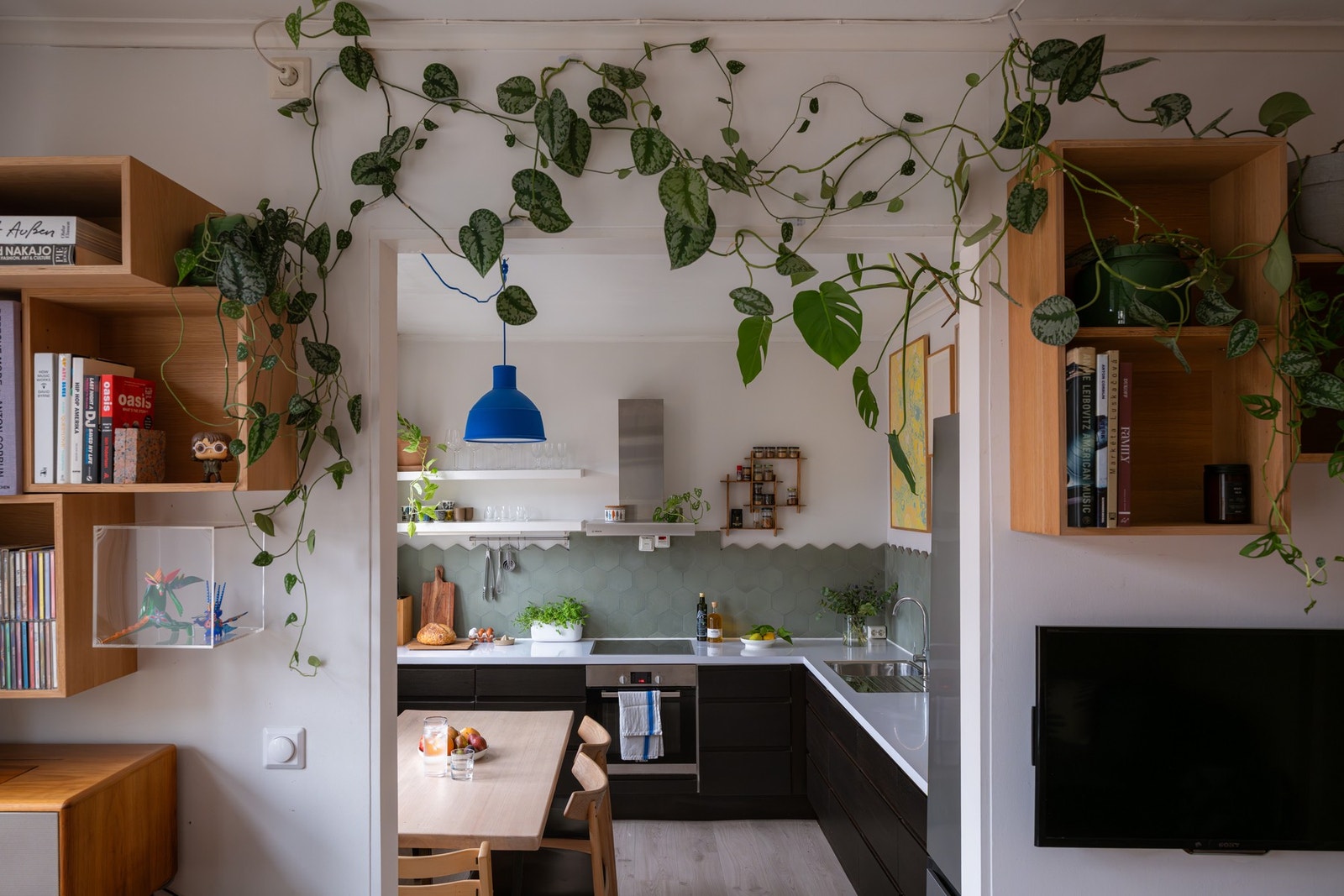 Kjøkkenet ligger i delvis åpen løsning mot stuen, samtidig som det oppleves naturlig adskilt. Galleribilde