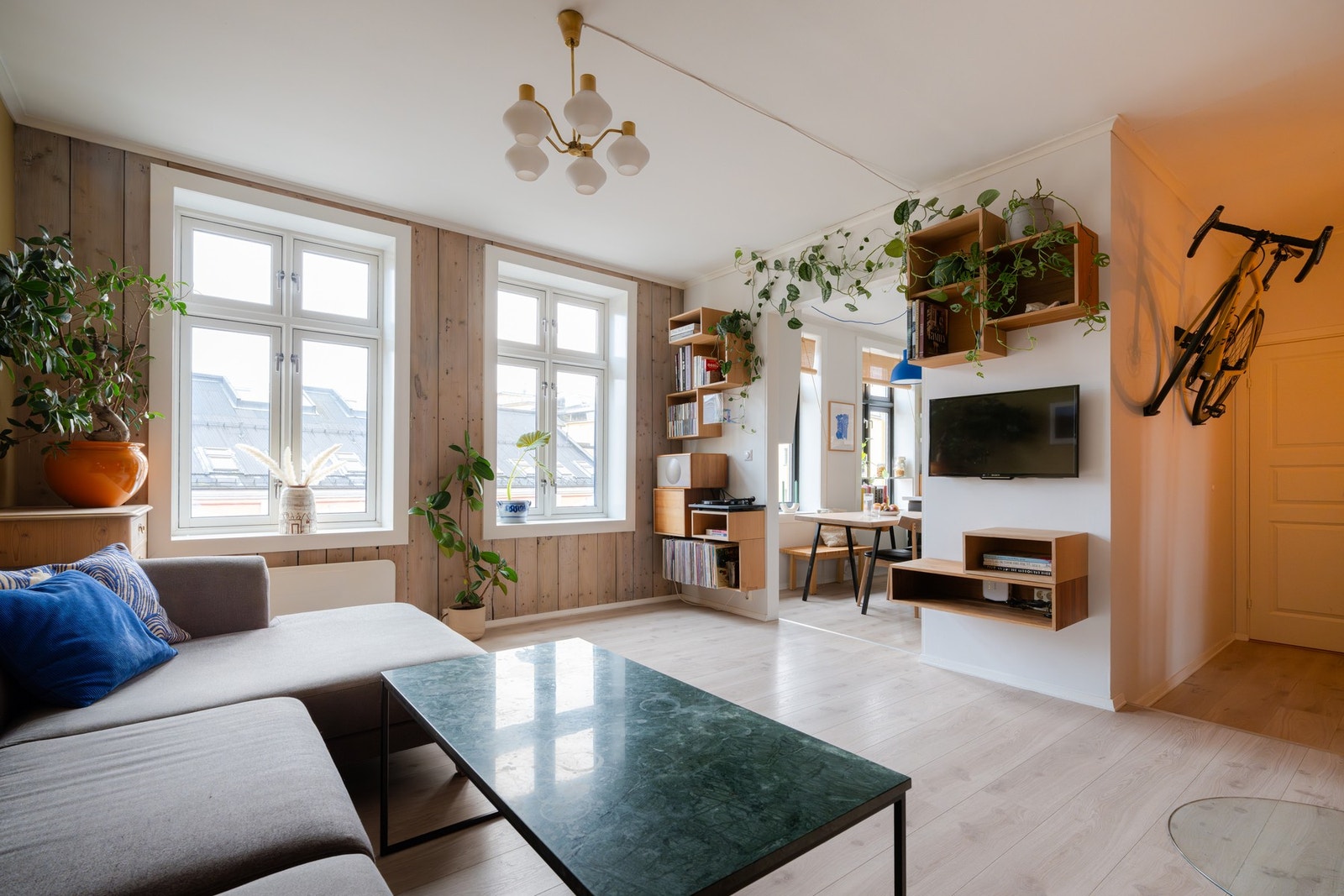 Det er god takhøyde og store vindusflater som gir rikelig med naturlig lys, noe som bidrar til en luftig romfølelse. Galleribilde