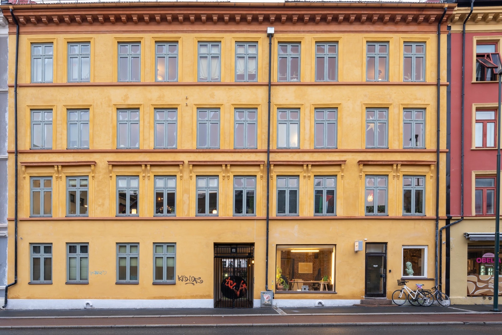 Leiligheten har en meget sentral beliggenhet med kort vei til kollektivt, butikker og en rekke fasiliteter. Galleribilde