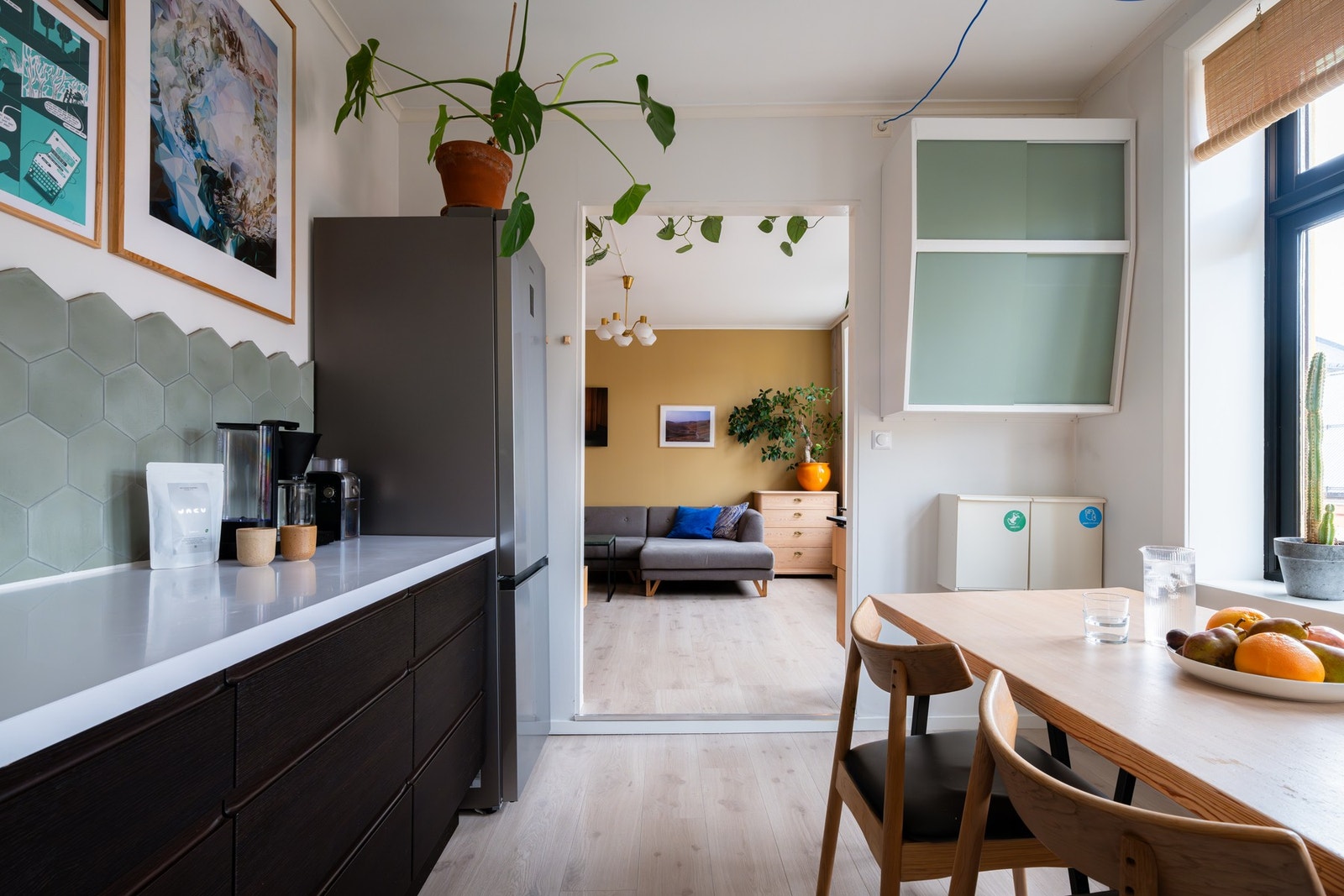 Kjøkkenet er godt utnyttet og har mye skap- og benkeplass. Galleribilde