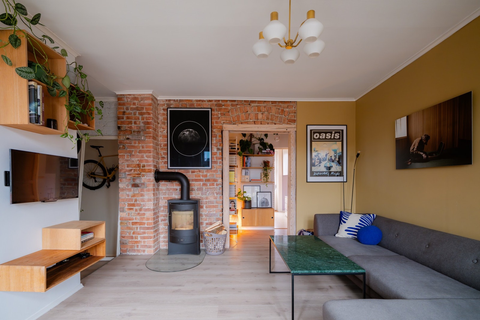 I stuen er det peisovn som sørger for både varme og hygge på kalde høst- og vinterdager. Pipene i borettslaget ble rehabilitert i 2009. Galleribilde