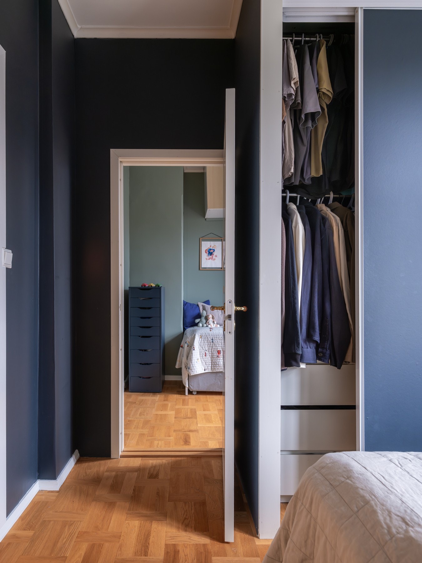 Videre inn fra hovedsoverommet ligger et av de øvrige soverommene. Galleribilde