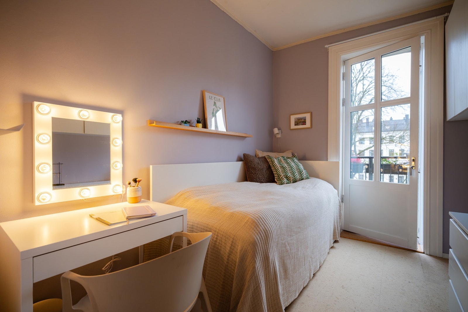 Fra dette soverommet er det utgang til balkongen. Galleribilde