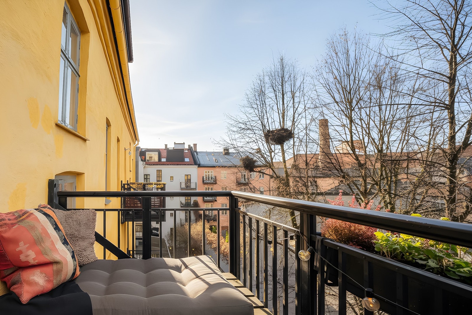 Dette er en lys og romslig 4-roms leilighet med meget sentral beliggenhet. Galleribilde