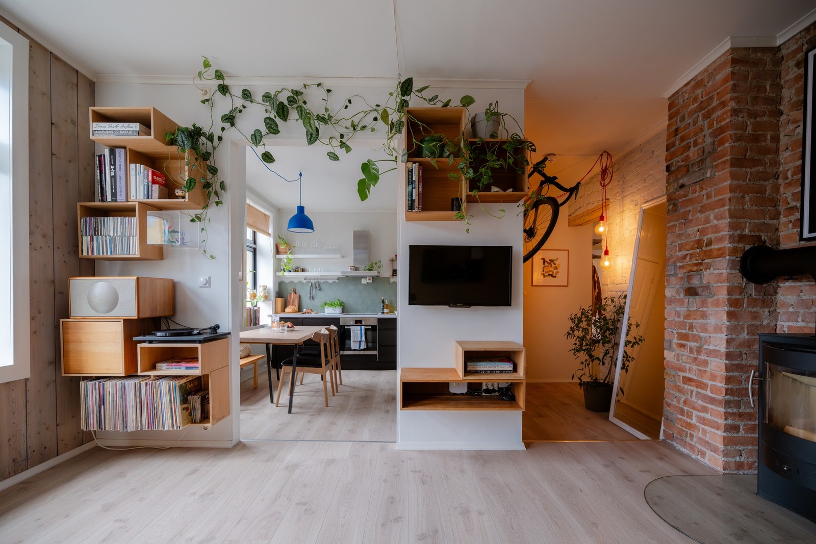 Teglstein langs den ene veggen gir boligen et sjarmerende uttrykk og særpreg. Galleribilde