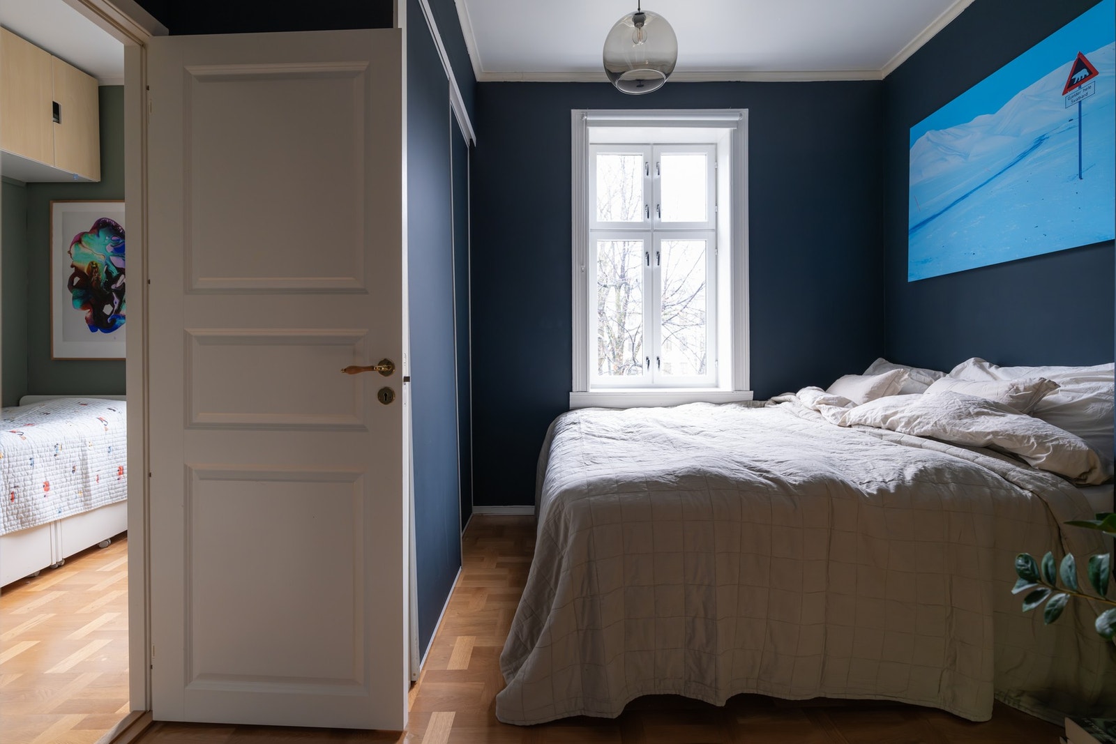 Her finnes en praktisk skyvedørsgarderobe med god plass til klær og sko. Galleribilde