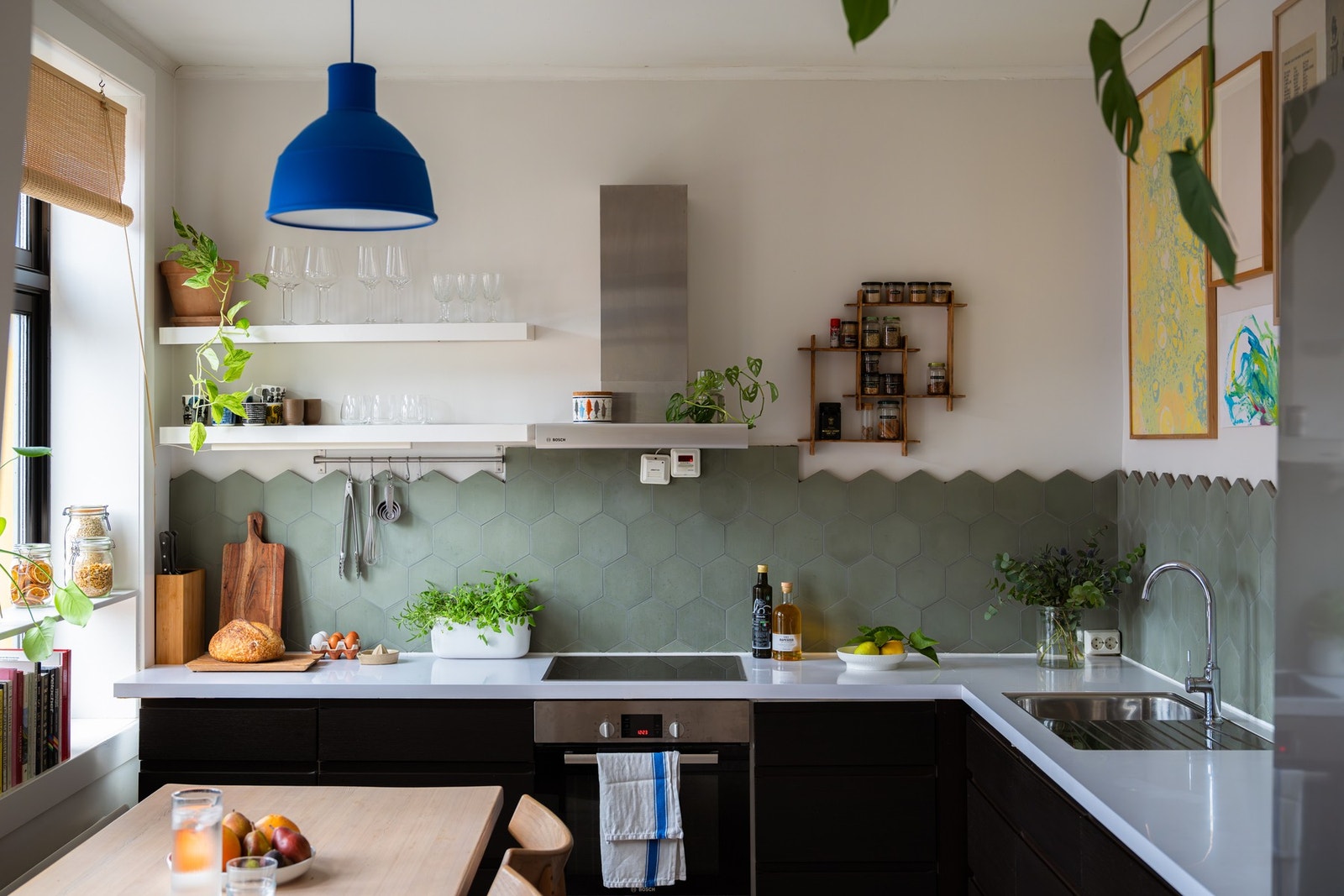 Lekkert og moderne kjøkken fra Monter, montert i 2011. Kjøkkeninnredningen har stilrene, finerte fronter og laminat benkeplate med underlimt oppvaskkum og nedfelt induksjonskoketopp. Galleribilde