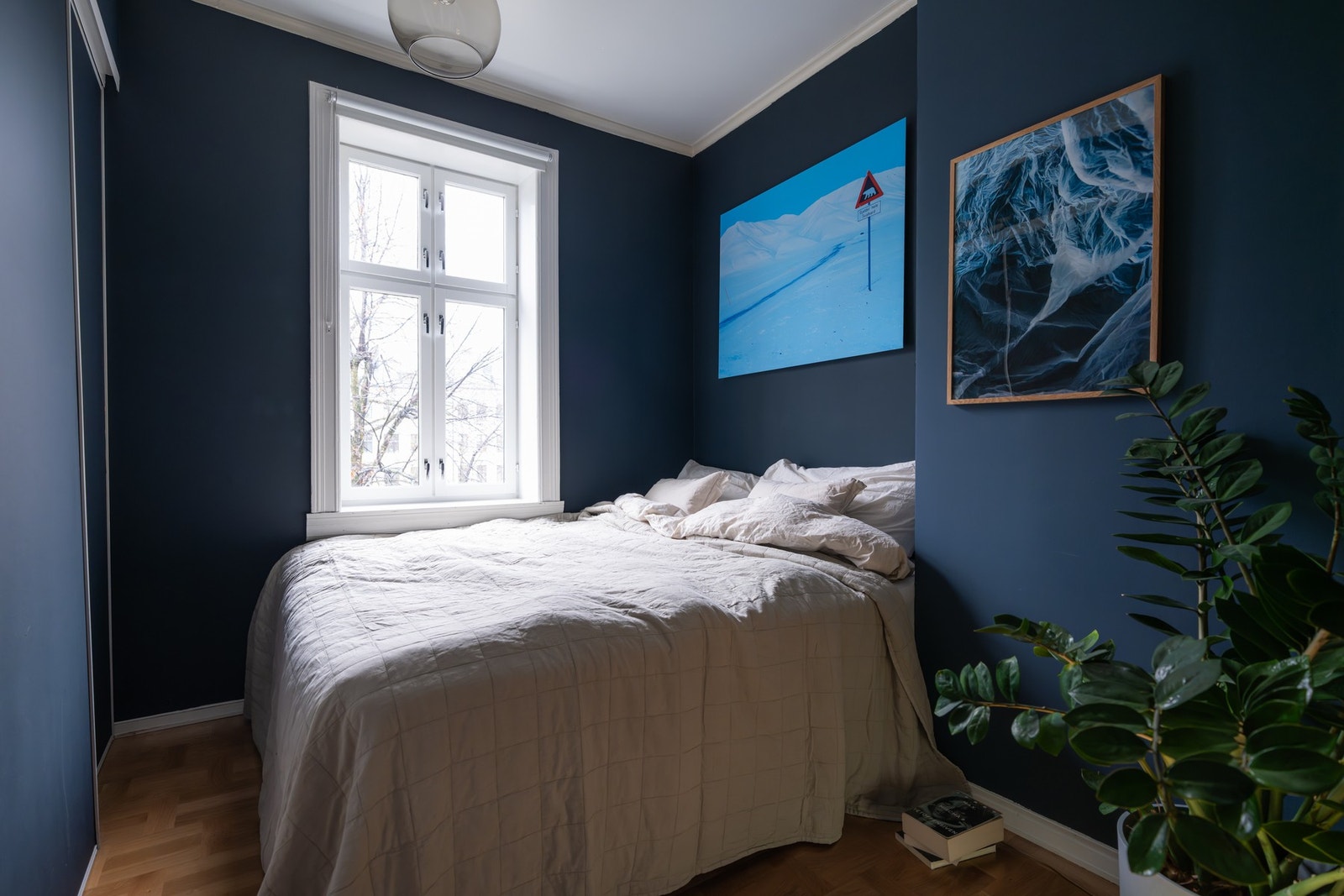 Hovedsoverommet er av god størrelse med plass til dobbeltseng og nattbord. Galleribilde